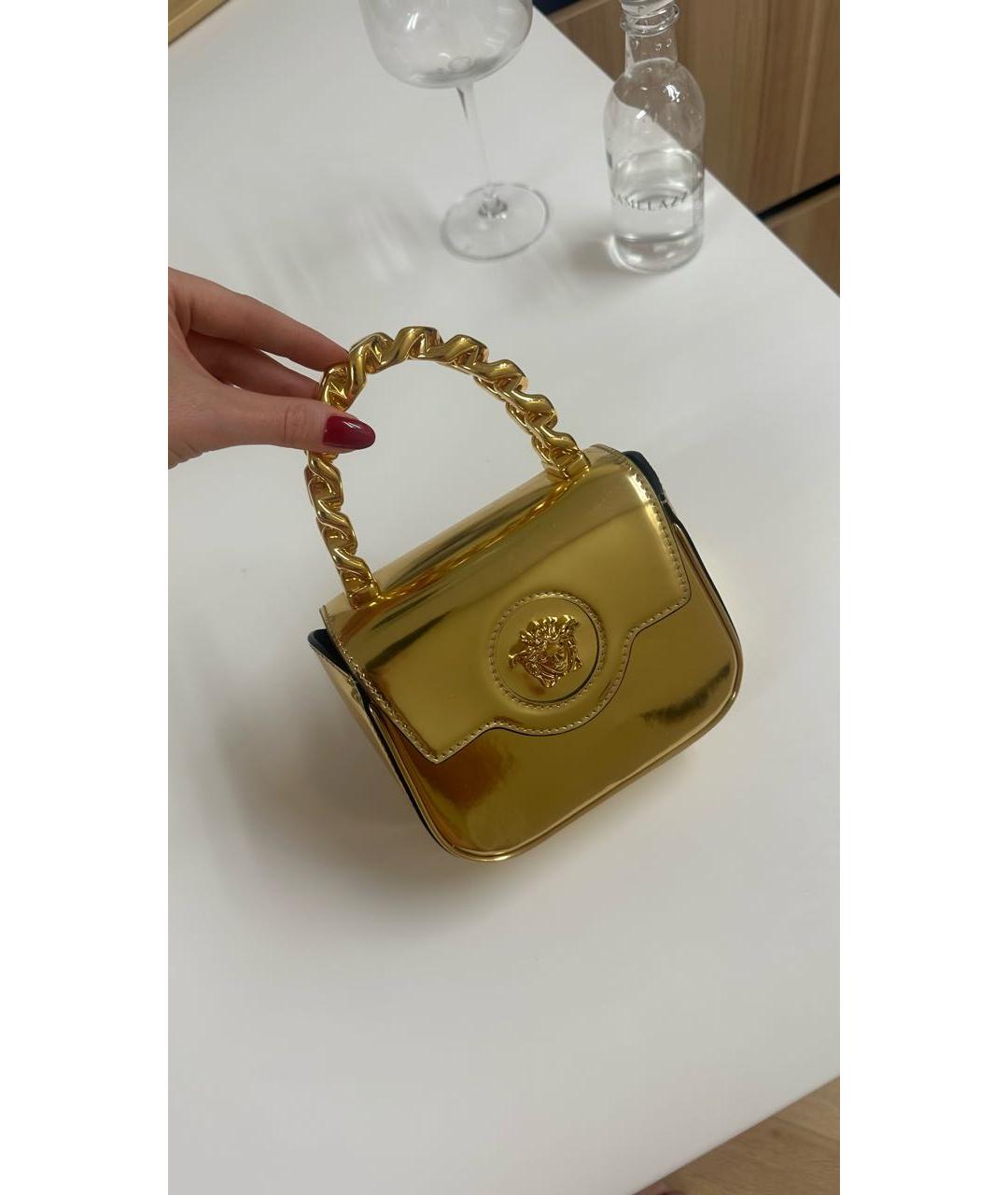 VERSACE Золотая сумка через плечо из лакированной кожи, фото 2