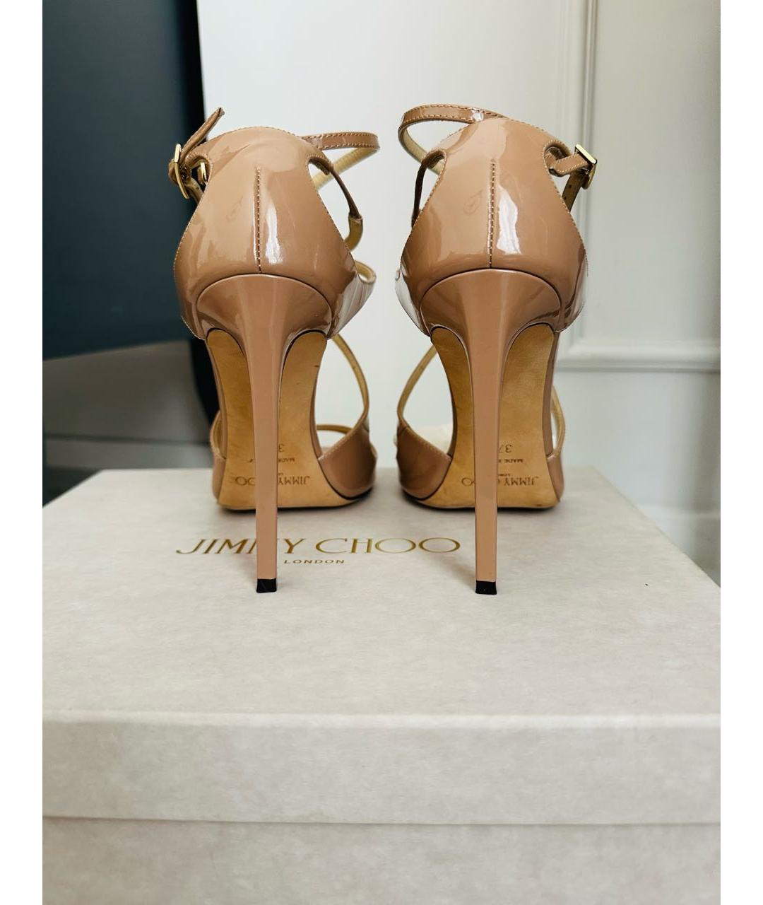 JIMMY CHOO Бежевые босоножки из лакированной кожи, фото 4