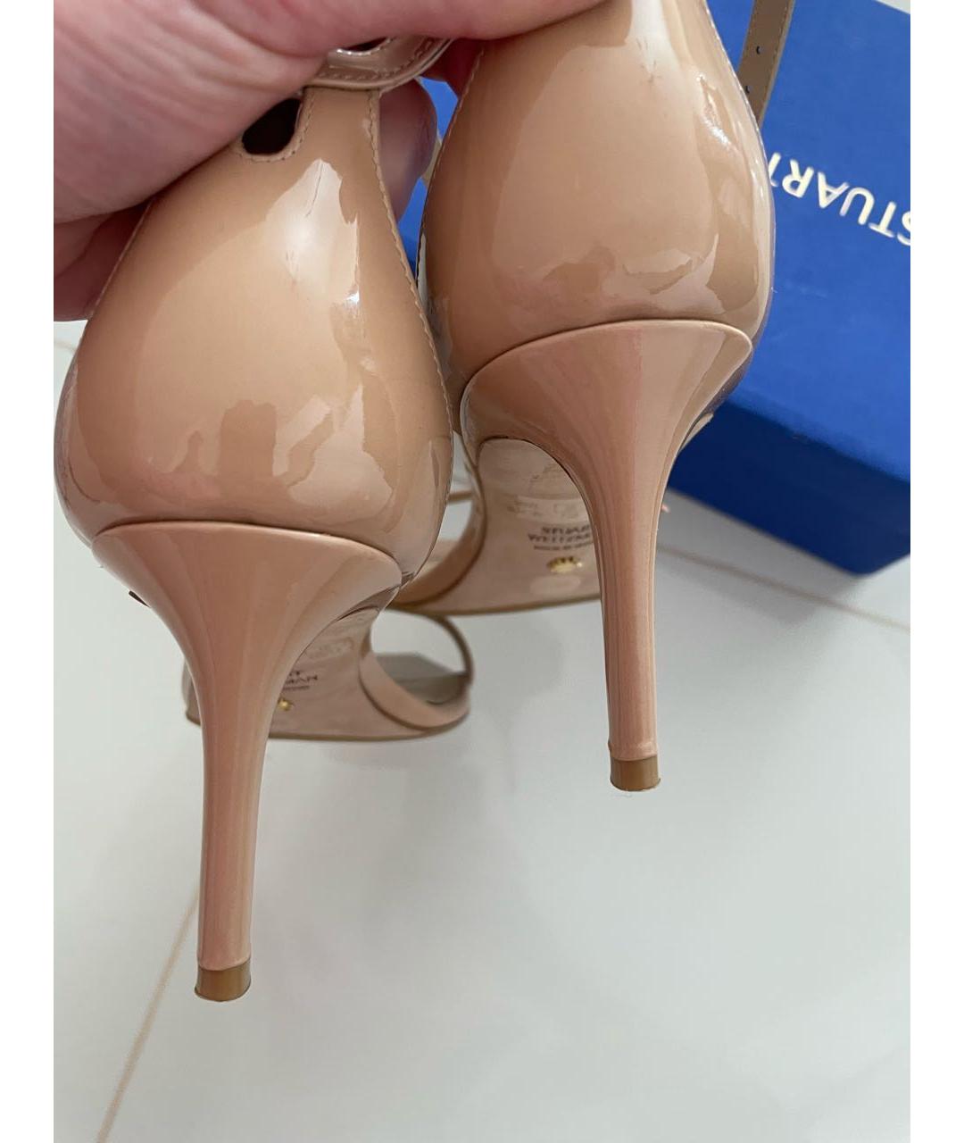STUART WEITZMAN Бежевые босоножки из лакированной кожи, фото 4