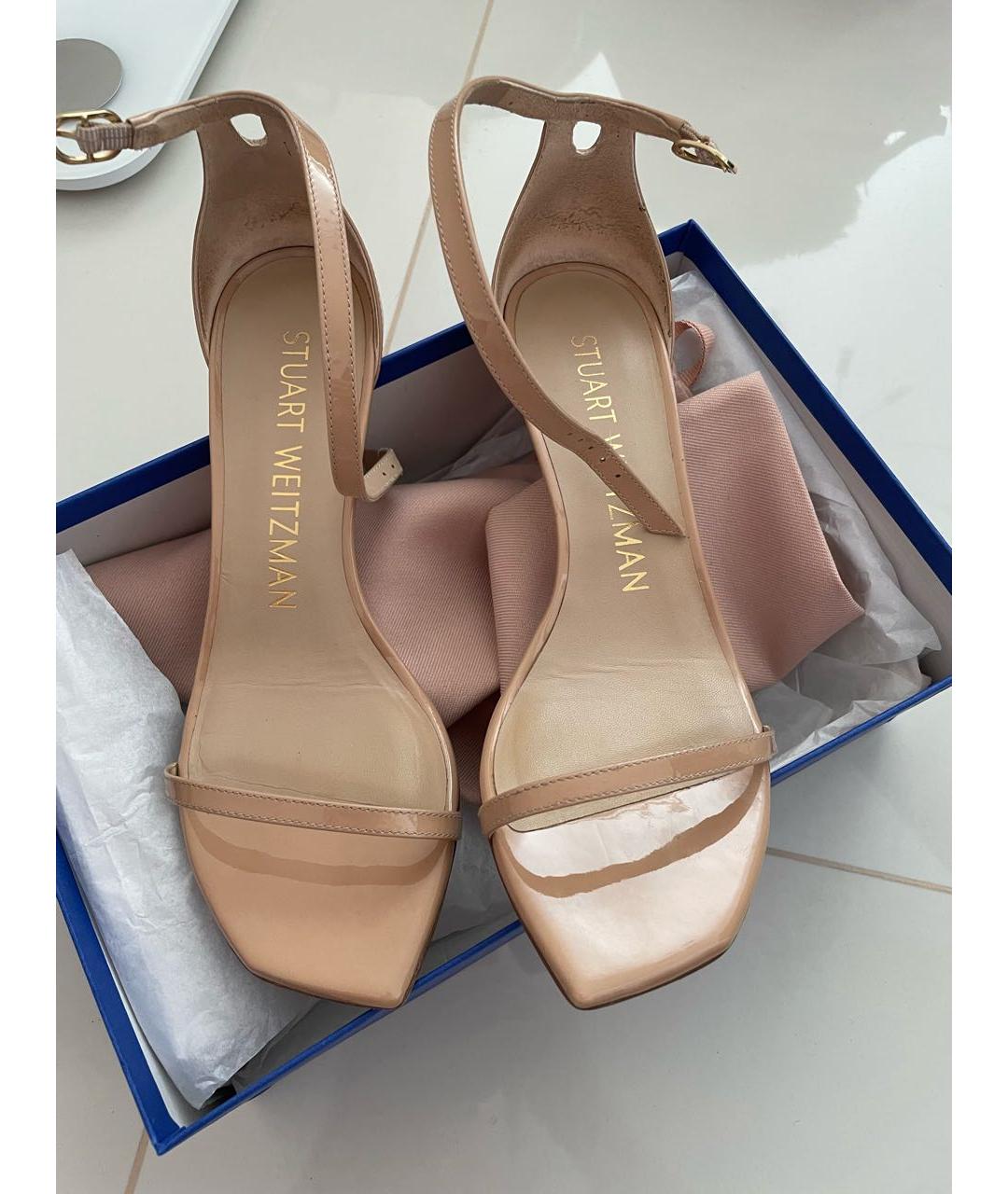 STUART WEITZMAN Бежевые босоножки из лакированной кожи, фото 2