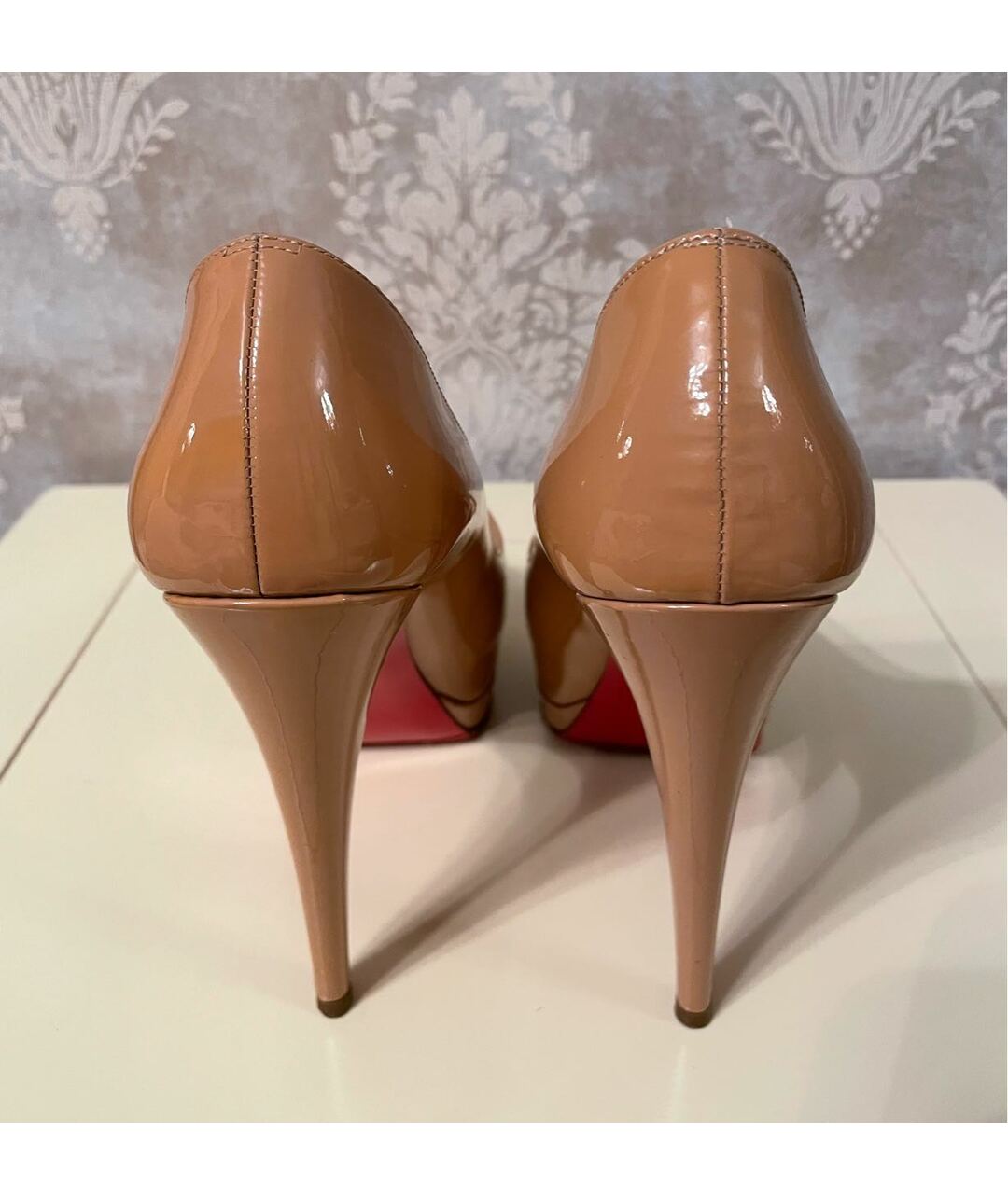 CHRISTIAN LOUBOUTIN Бежевые туфли из лакированной кожи, фото 4