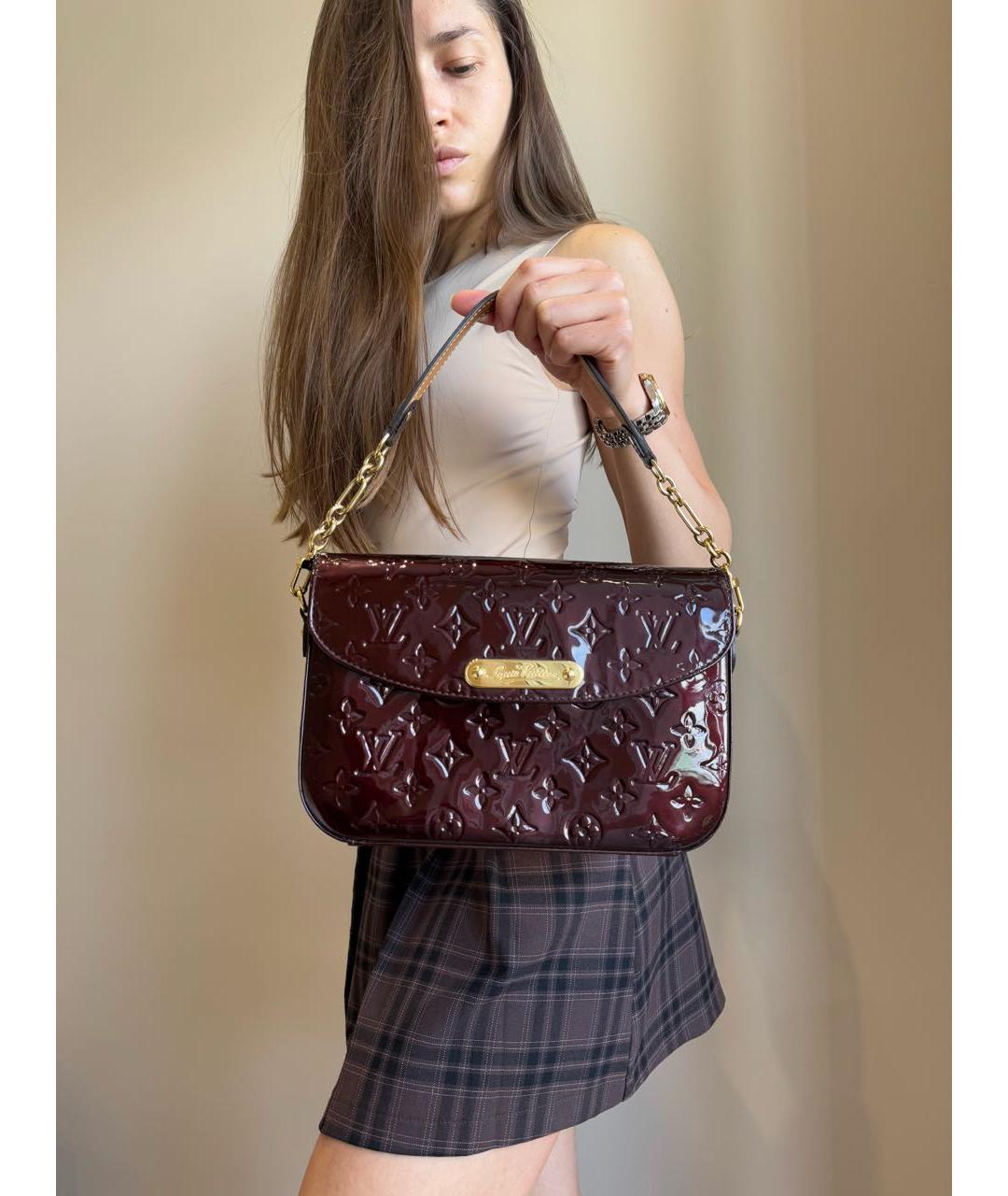 LOUIS VUITTON Бордовая сумка с короткими ручками из лакированной кожи, фото 5