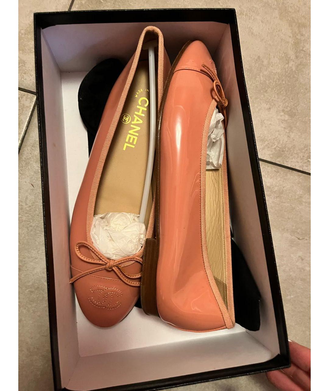 CHANEL Розовые балетки из лакированной кожи, фото 2