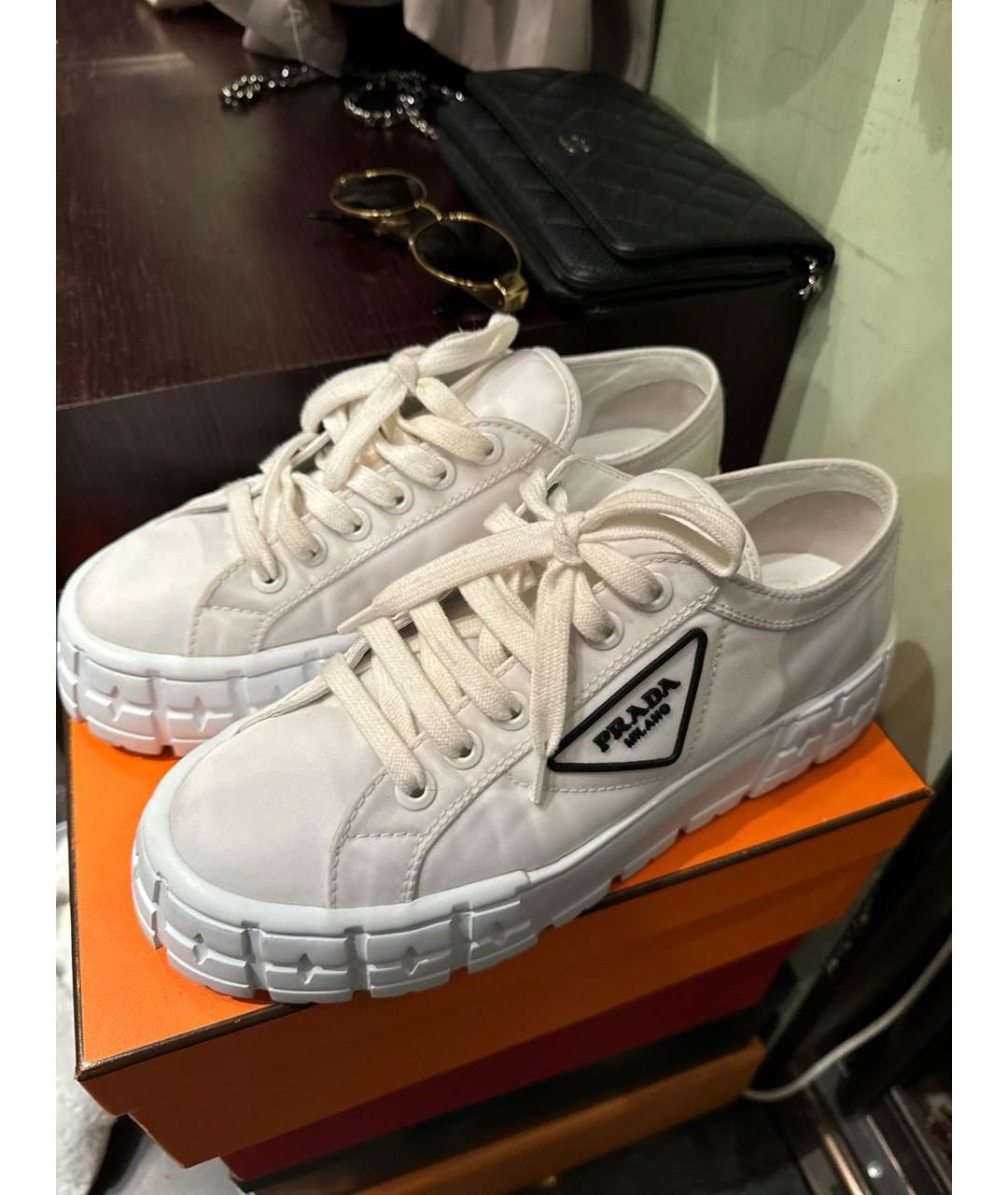 PRADA Белые текстильные кеды, фото 3