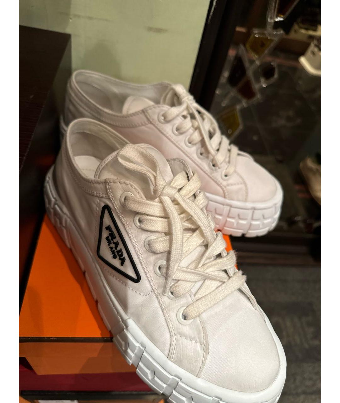 PRADA Белые текстильные кеды, фото 2