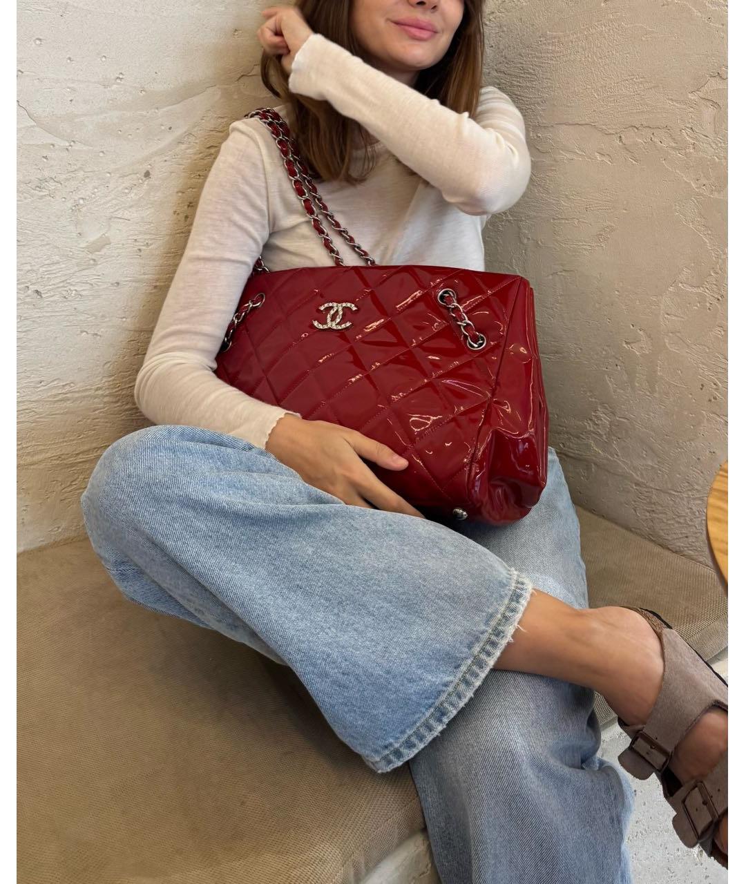 CHANEL Красная сумка тоут из лакированной кожи, фото 5