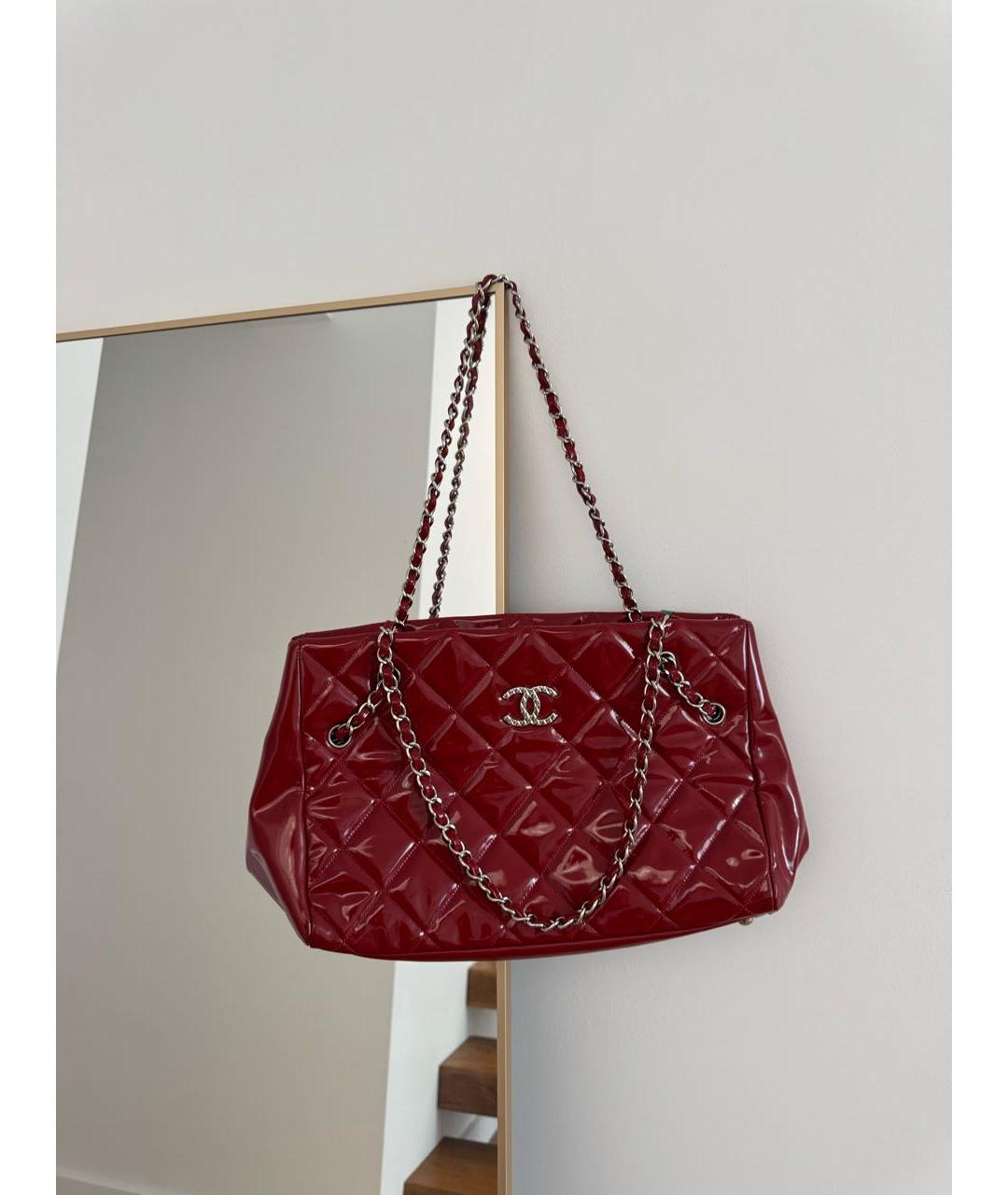 CHANEL Красная сумка тоут из лакированной кожи, фото 2