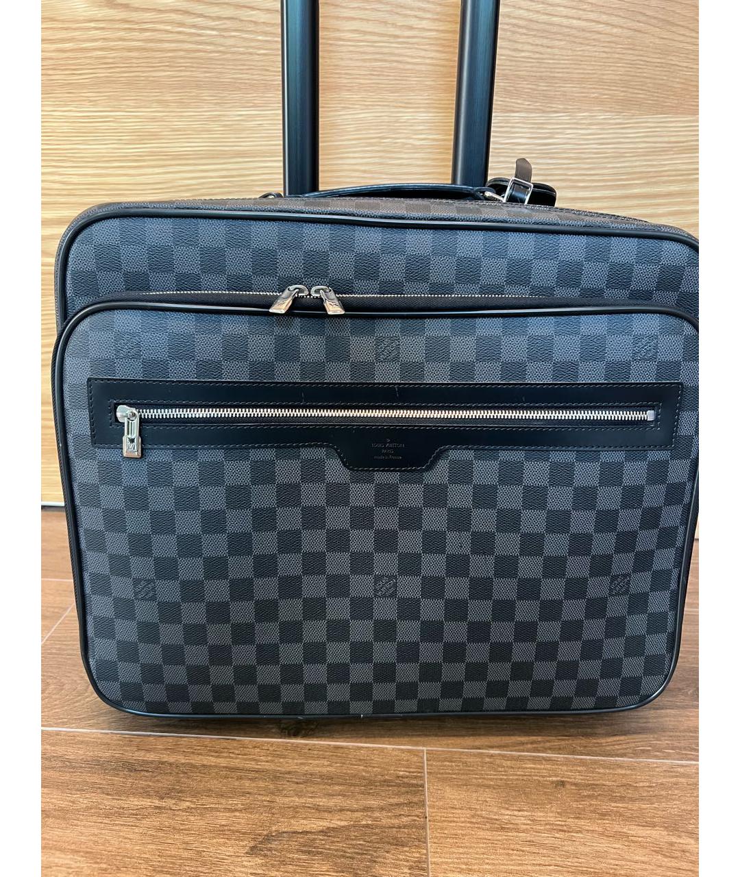 LOUIS VUITTON Антрацитовый чемодан из искусственной кожи, фото 9