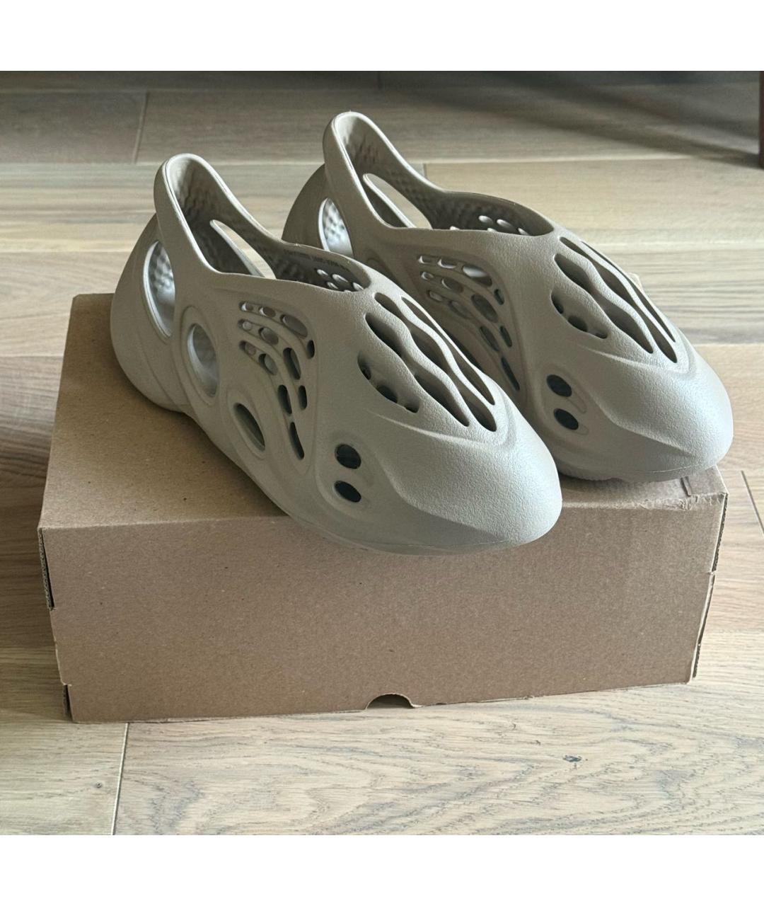 ADIDAS YEEZY Бежевые резиновые шлепанцы, фото 2