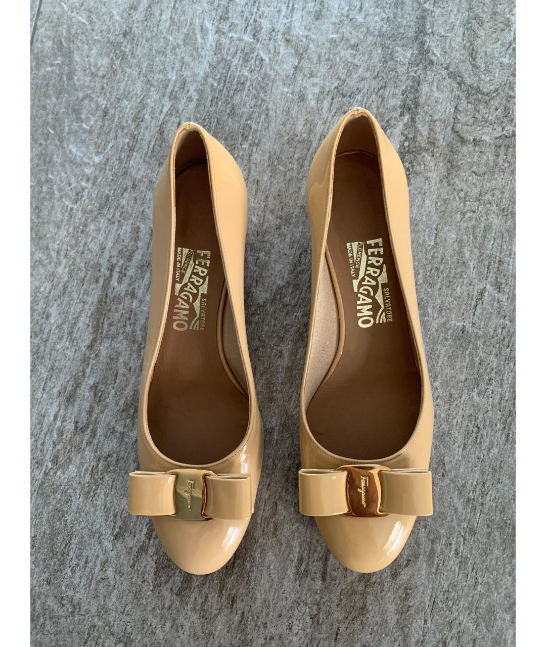 FERRAGAMO Бежевые лодочки на низком каблуке из лакированной кожи, фото 3