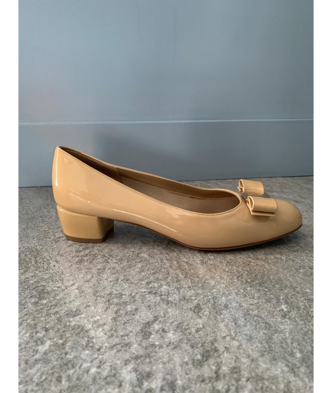 FERRAGAMO Бежевые лодочки на низком каблуке из лакированной кожи, фото 6