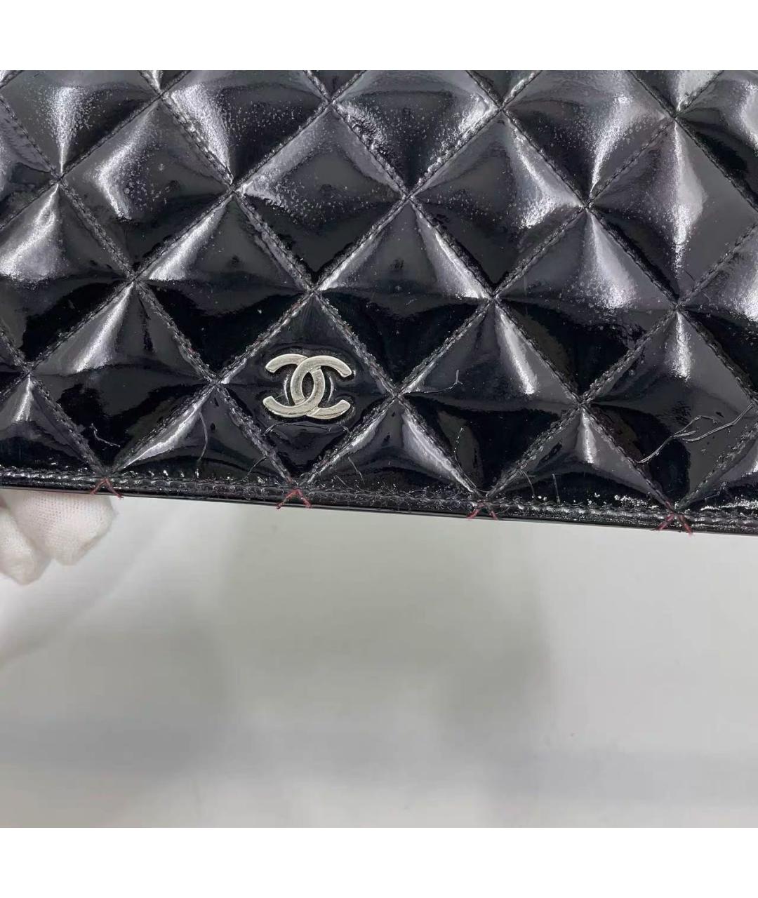 CHANEL Черная сумка через плечо из лакированной кожи, фото 6
