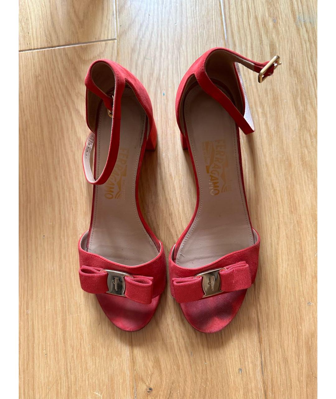 FERRAGAMO Красные замшевые босоножки, фото 2