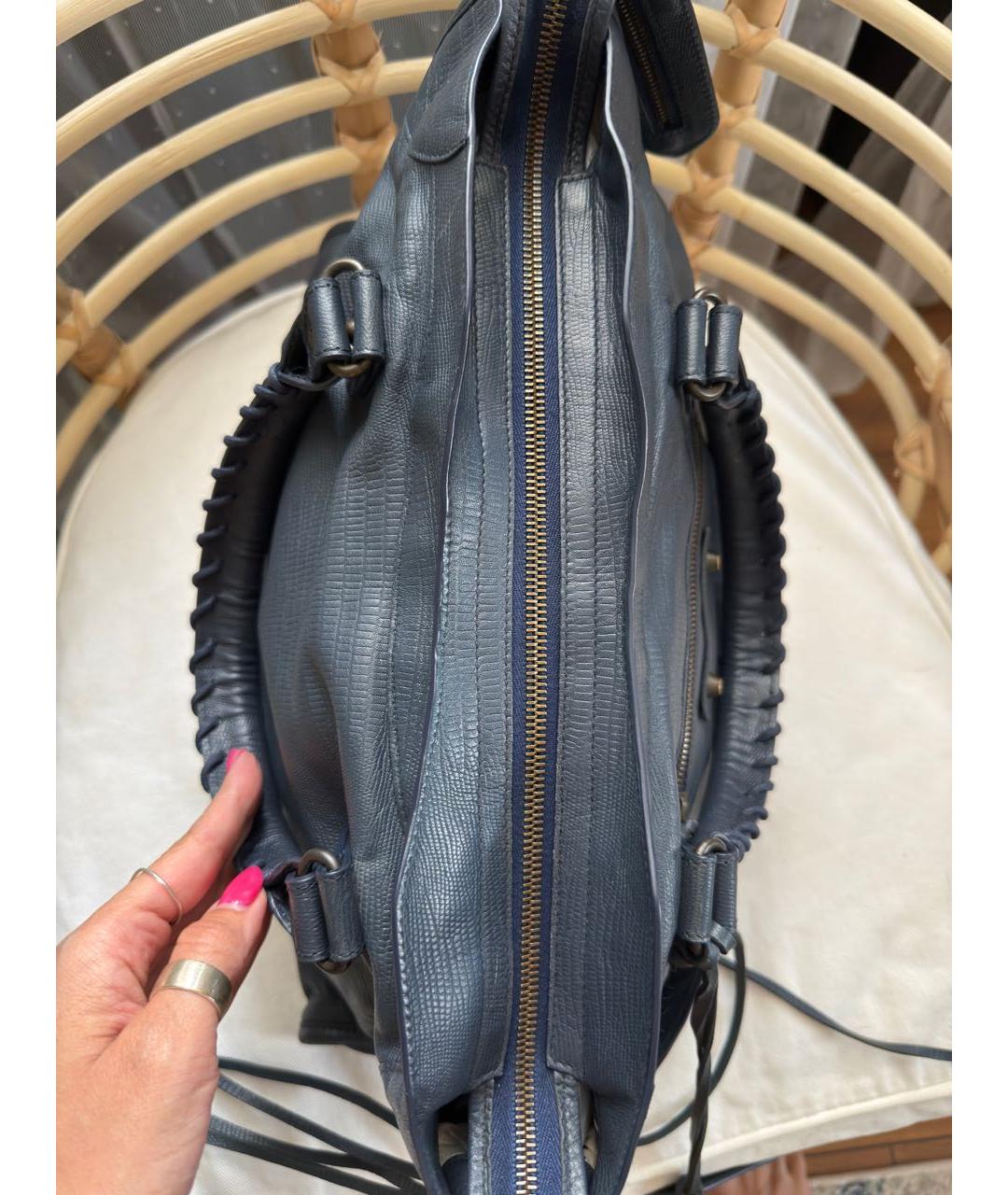 BALENCIAGA Темно-синяя сумка с короткими ручками из экзотической кожи, фото 6