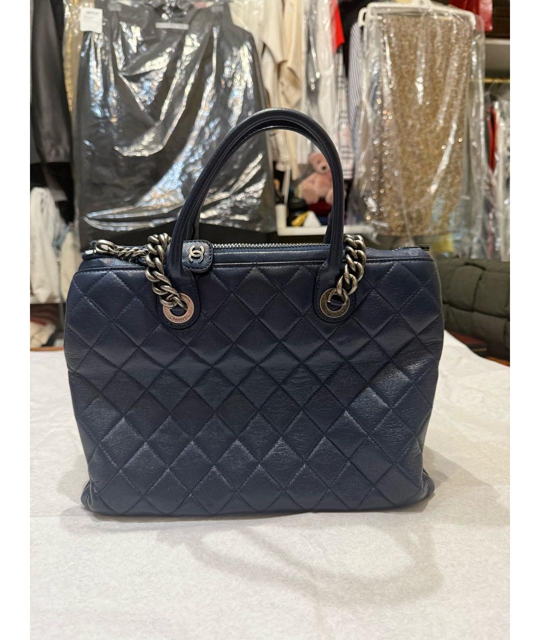 CHANEL Темно-синяя кожаная сумка с короткими ручками, фото 3