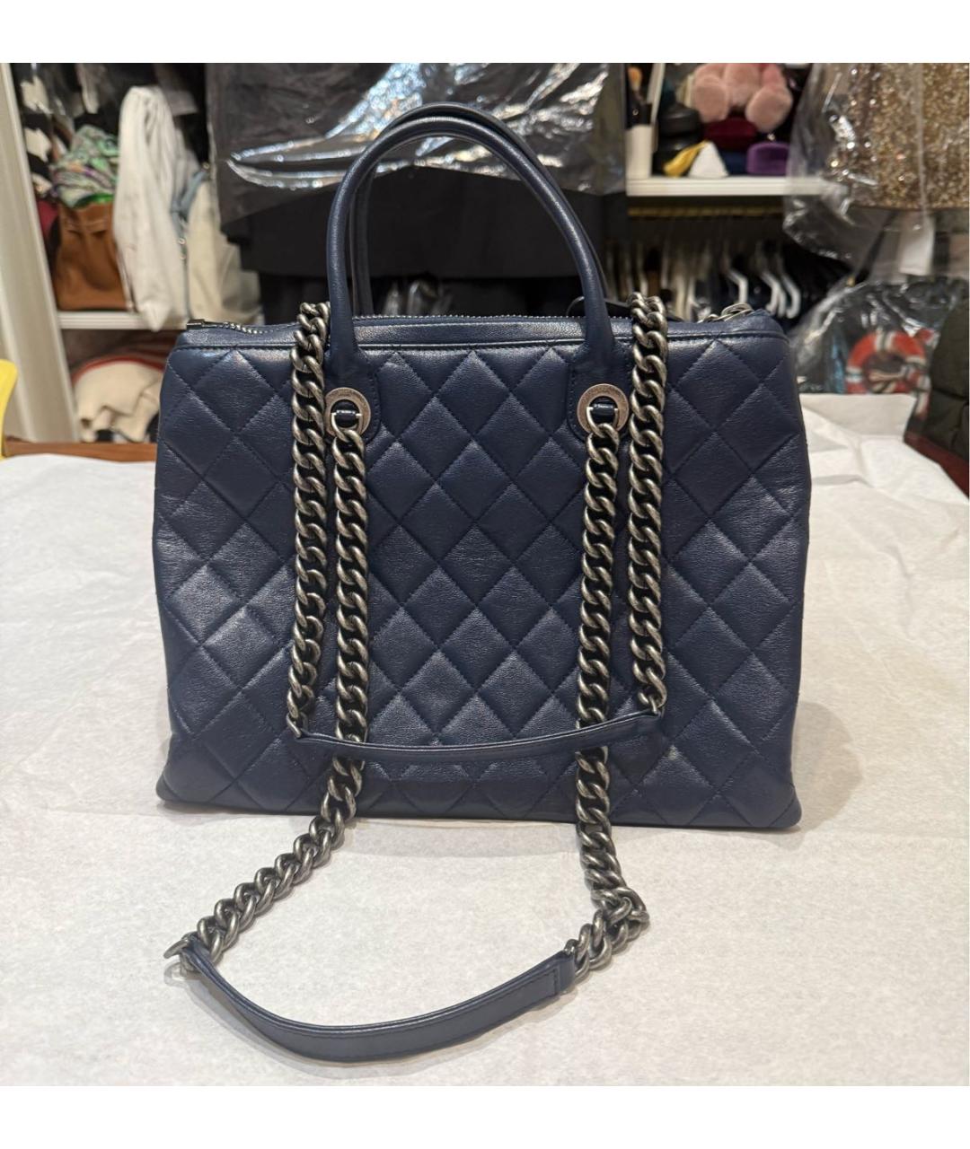 CHANEL Темно-синяя кожаная сумка с короткими ручками, фото 2