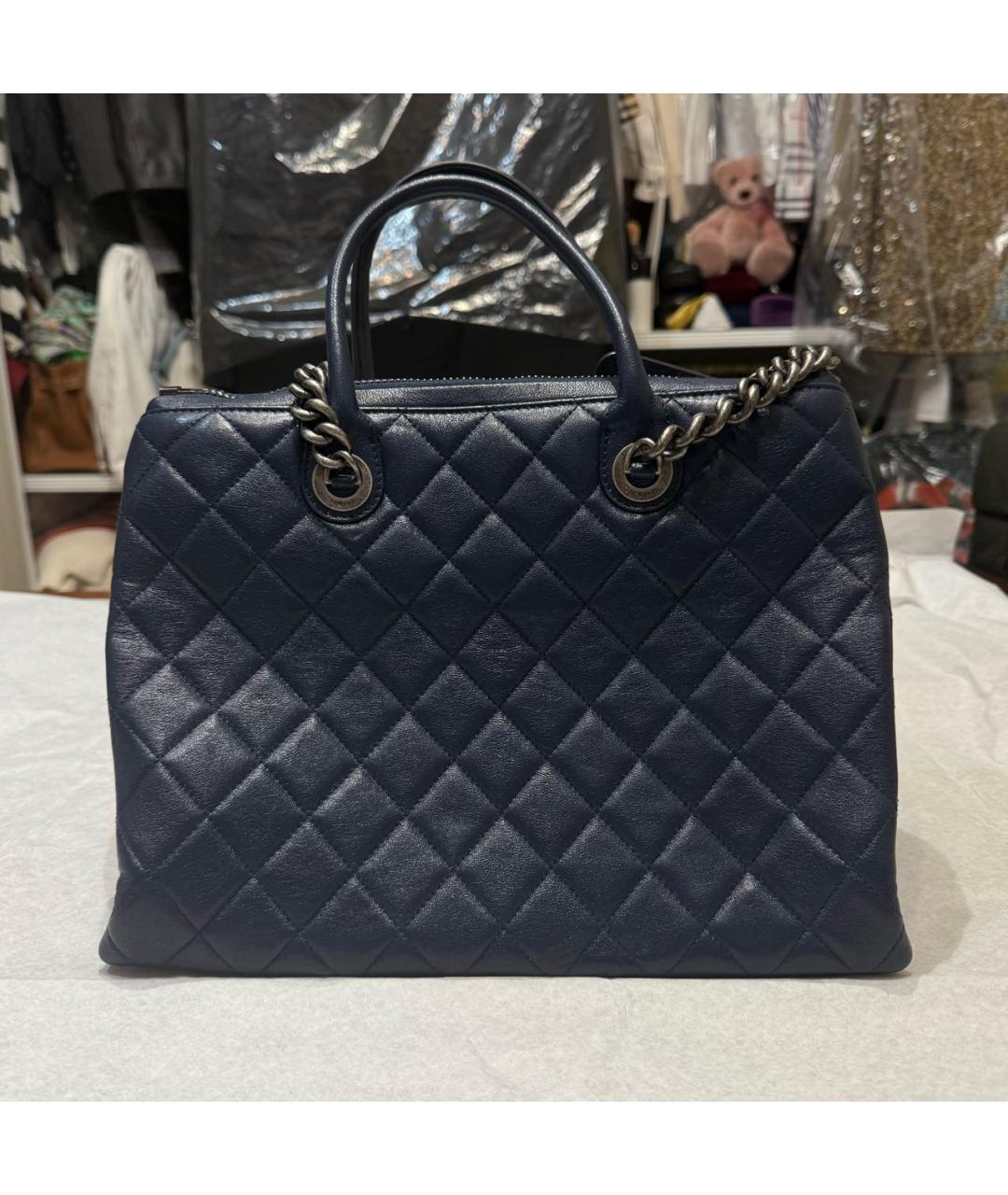 CHANEL Темно-синяя кожаная сумка с короткими ручками, фото 9