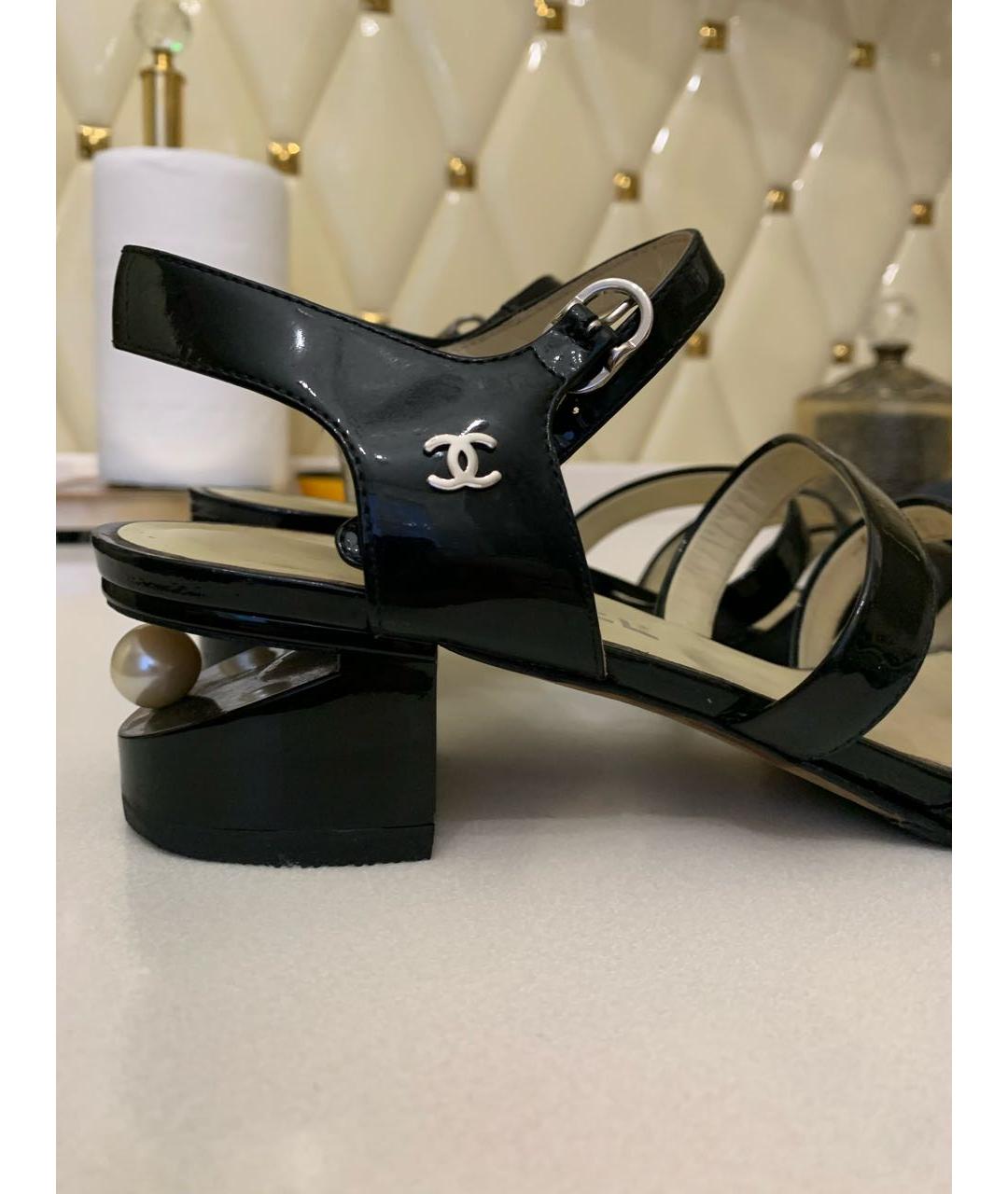 CHANEL Черные босоножки из лакированной кожи, фото 2
