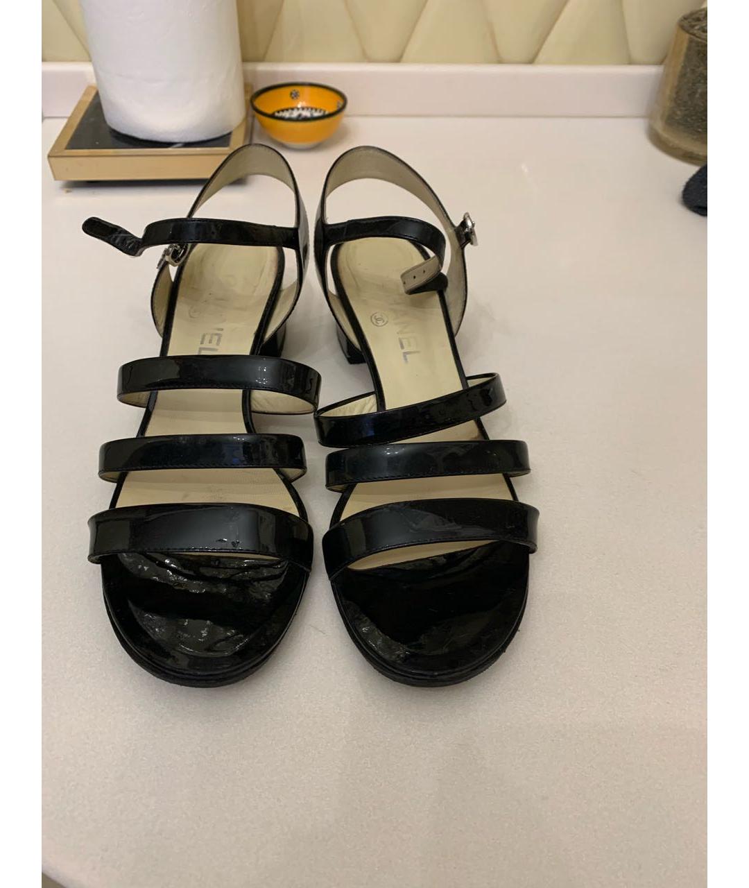 CHANEL Черные босоножки из лакированной кожи, фото 6