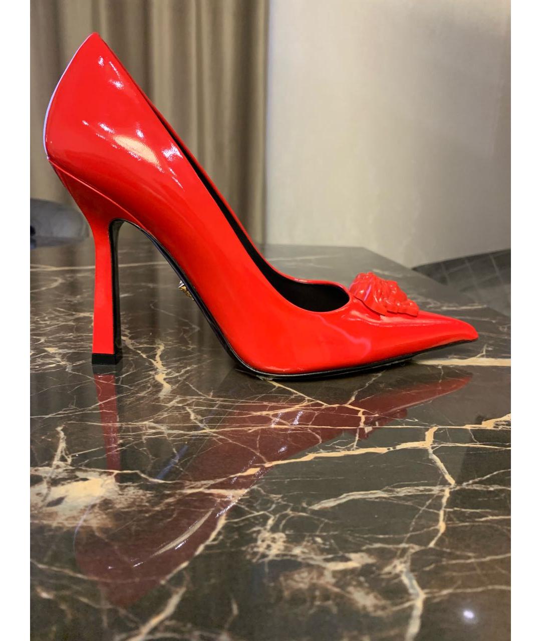 VERSACE Красные туфли из лакированной кожи, фото 6