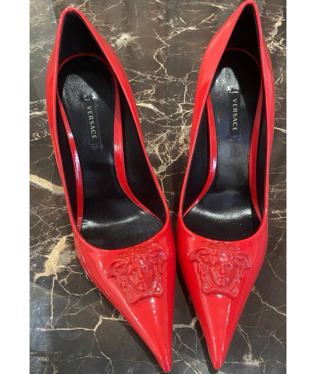 VERSACE Красные туфли из лакированной кожи, фото 2