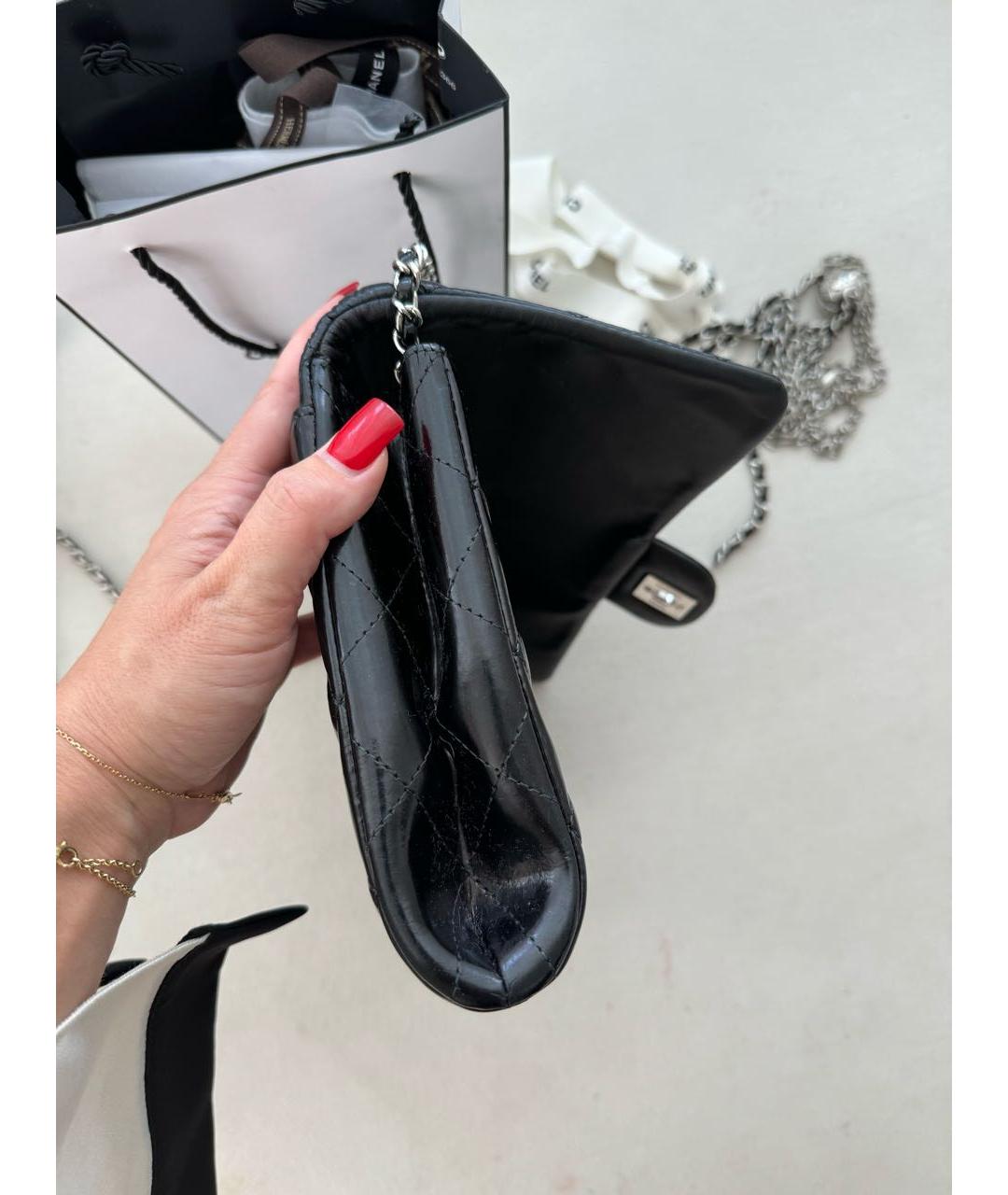 CHANEL Черная сумка через плечо из лакированной кожи, фото 3