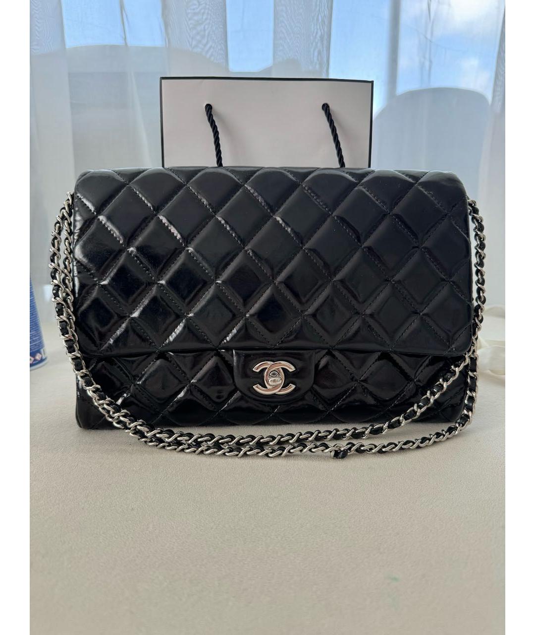 CHANEL Черная сумка через плечо из лакированной кожи, фото 4