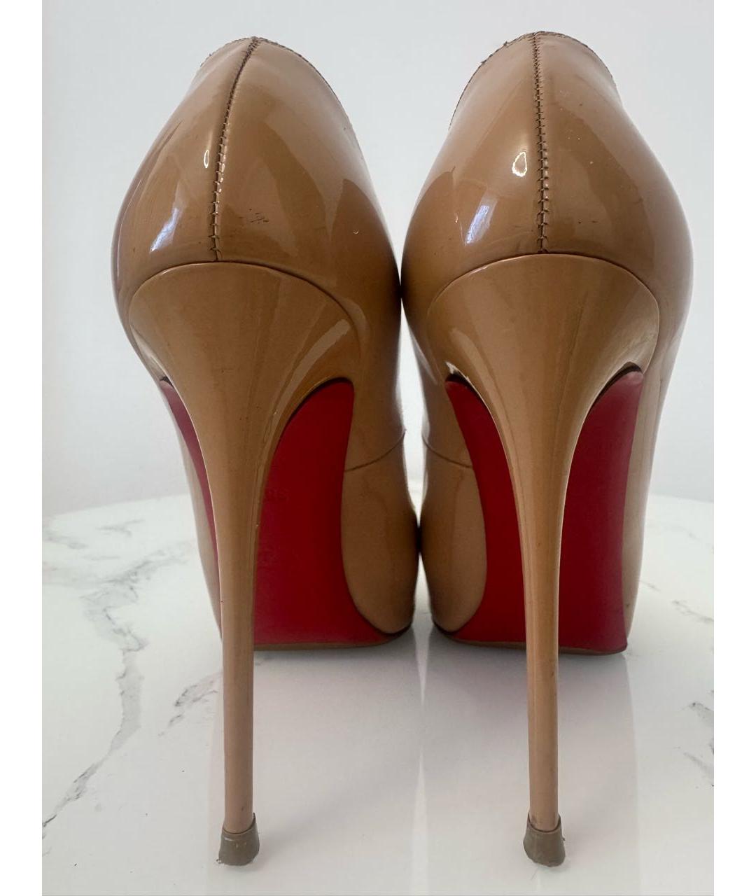 CHRISTIAN LOUBOUTIN Бежевые туфли из лакированной кожи, фото 3