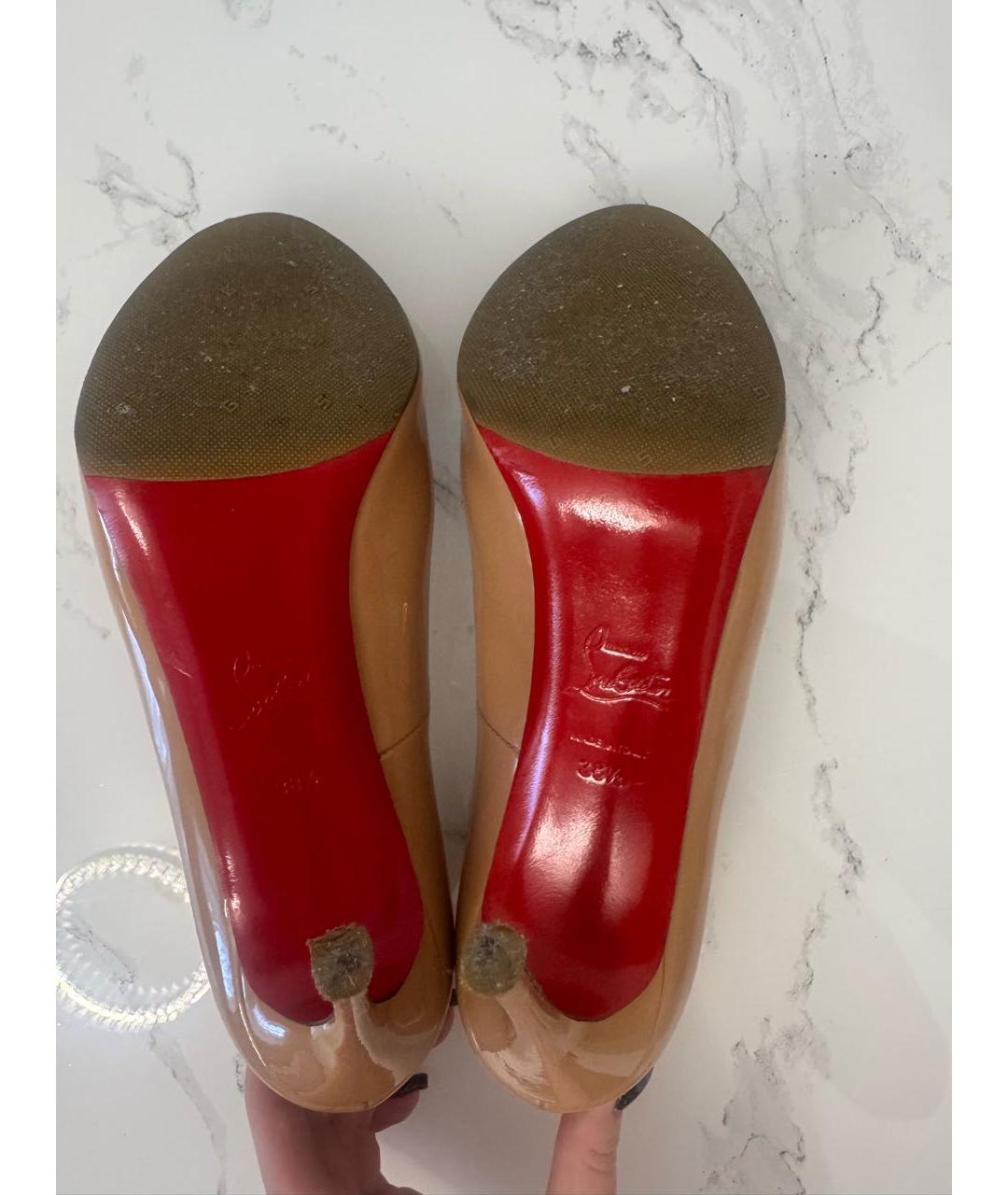 CHRISTIAN LOUBOUTIN Бежевые туфли из лакированной кожи, фото 5