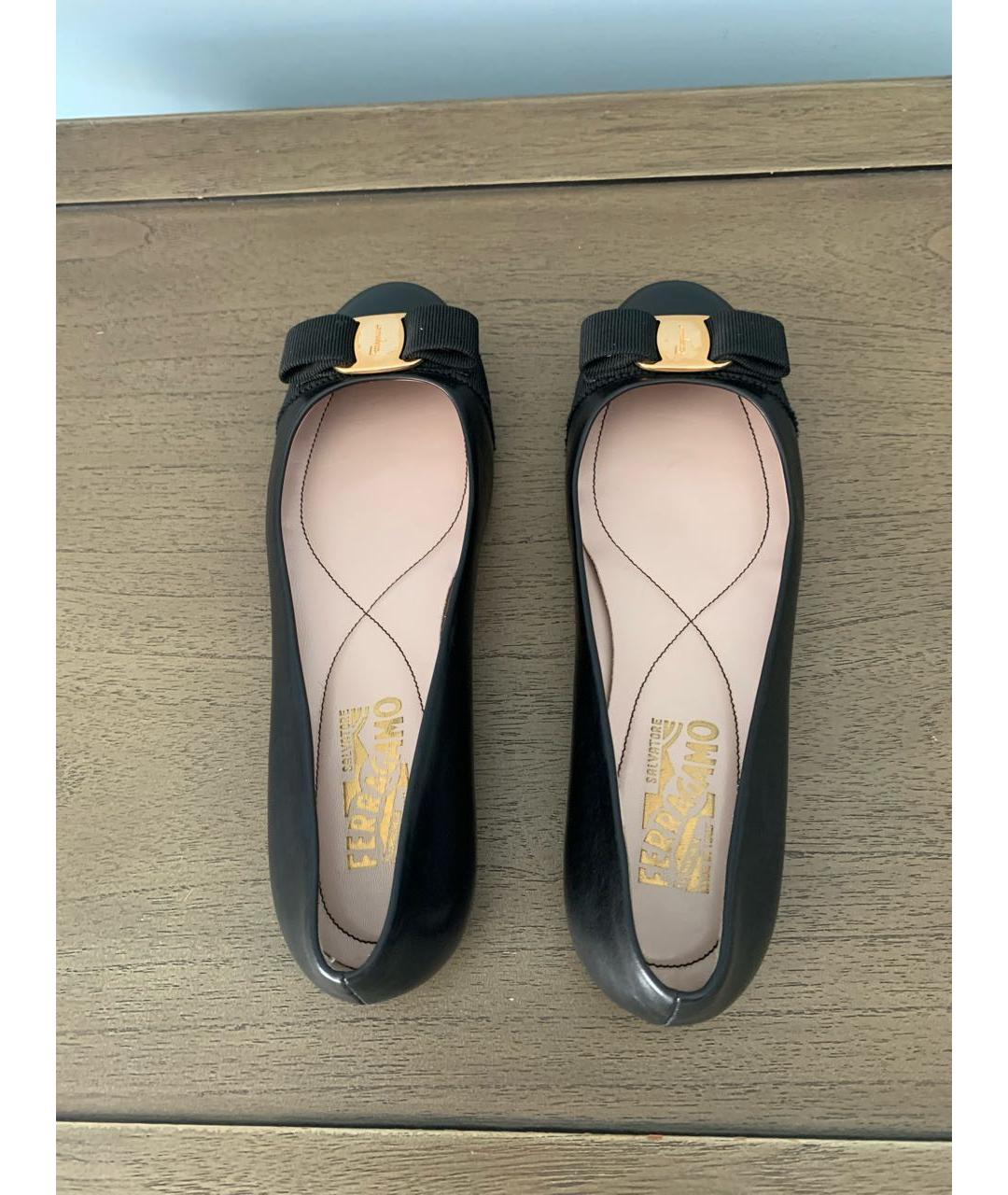 FERRAGAMO Черные кожаные балетки, фото 3