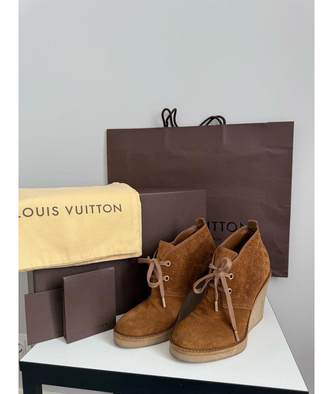 LOUIS VUITTON Коричневые замшевые ботильоны, фото 5