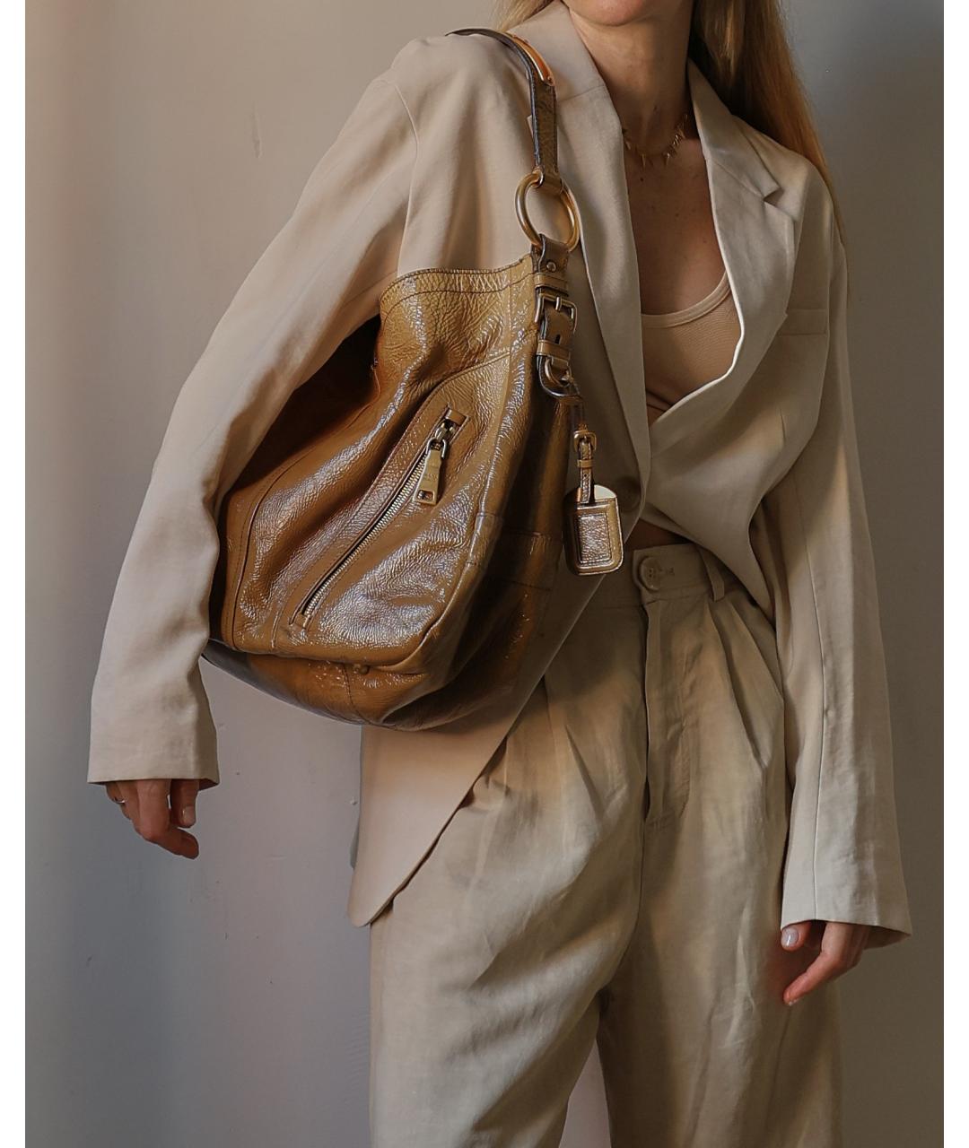 PRADA Горчичная сумка через плечо из лакированной кожи, фото 6