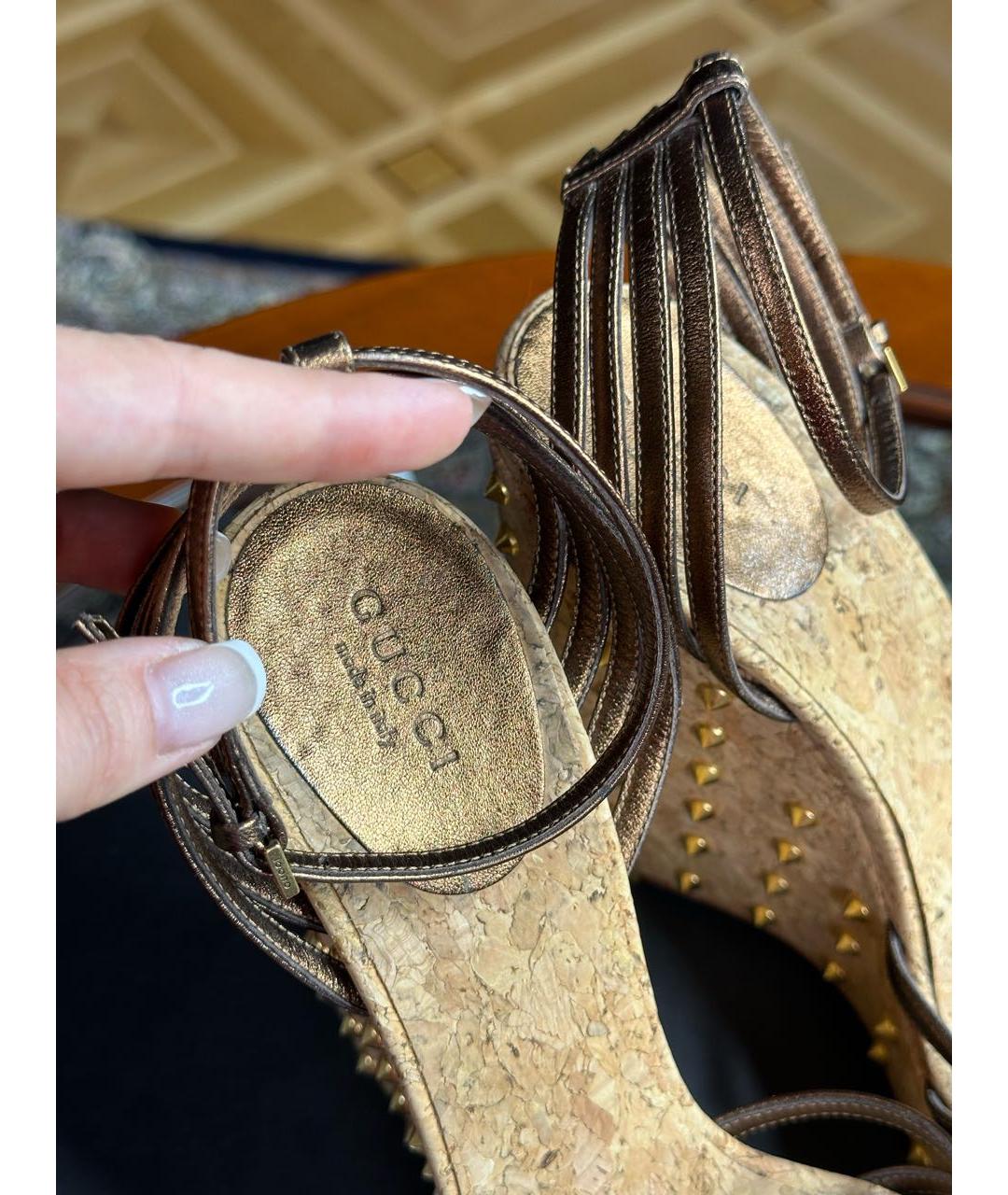 GUCCI Золотые кожаные босоножки, фото 3