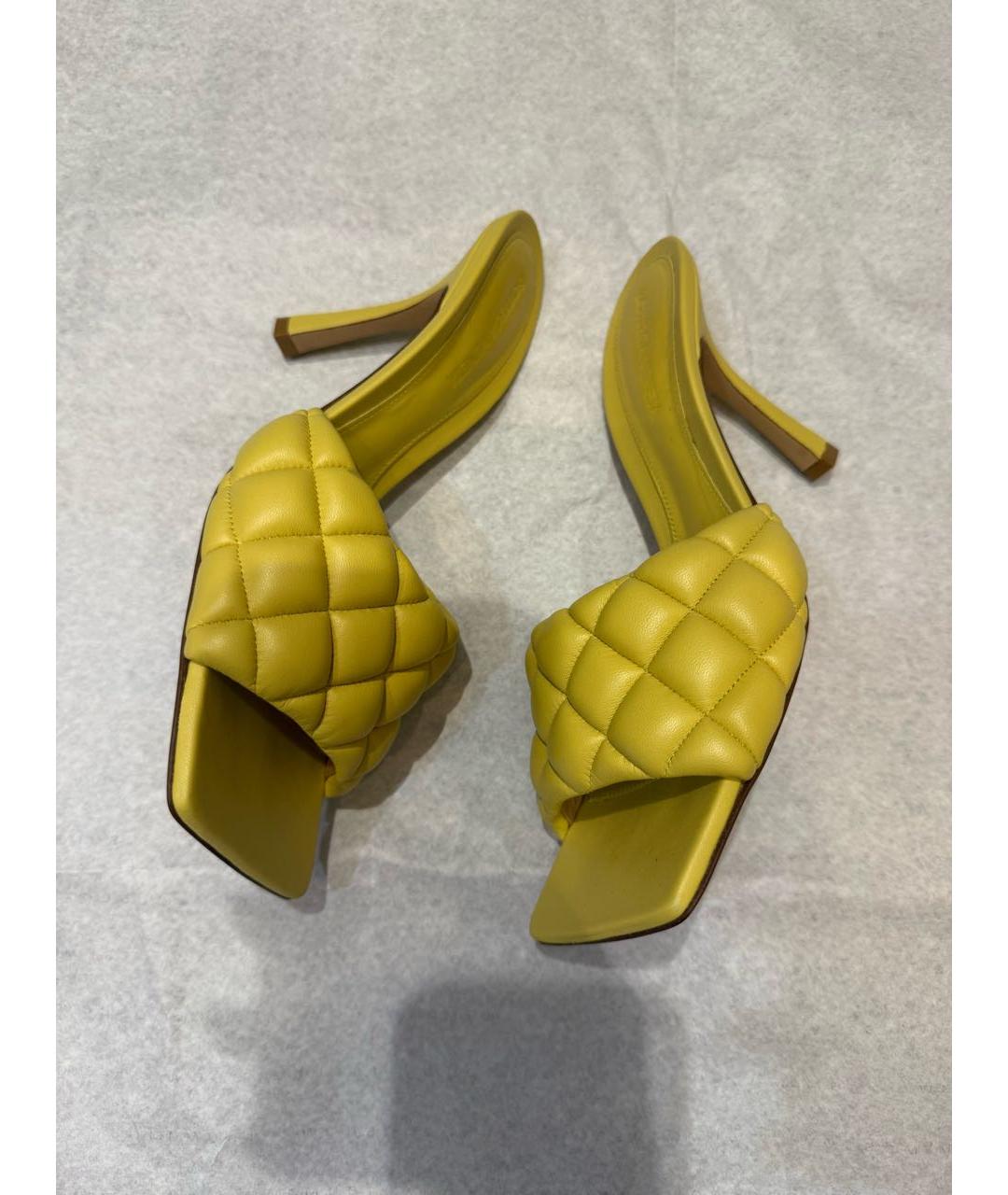 BOTTEGA VENETA Горчичные кожаные мюли, фото 3