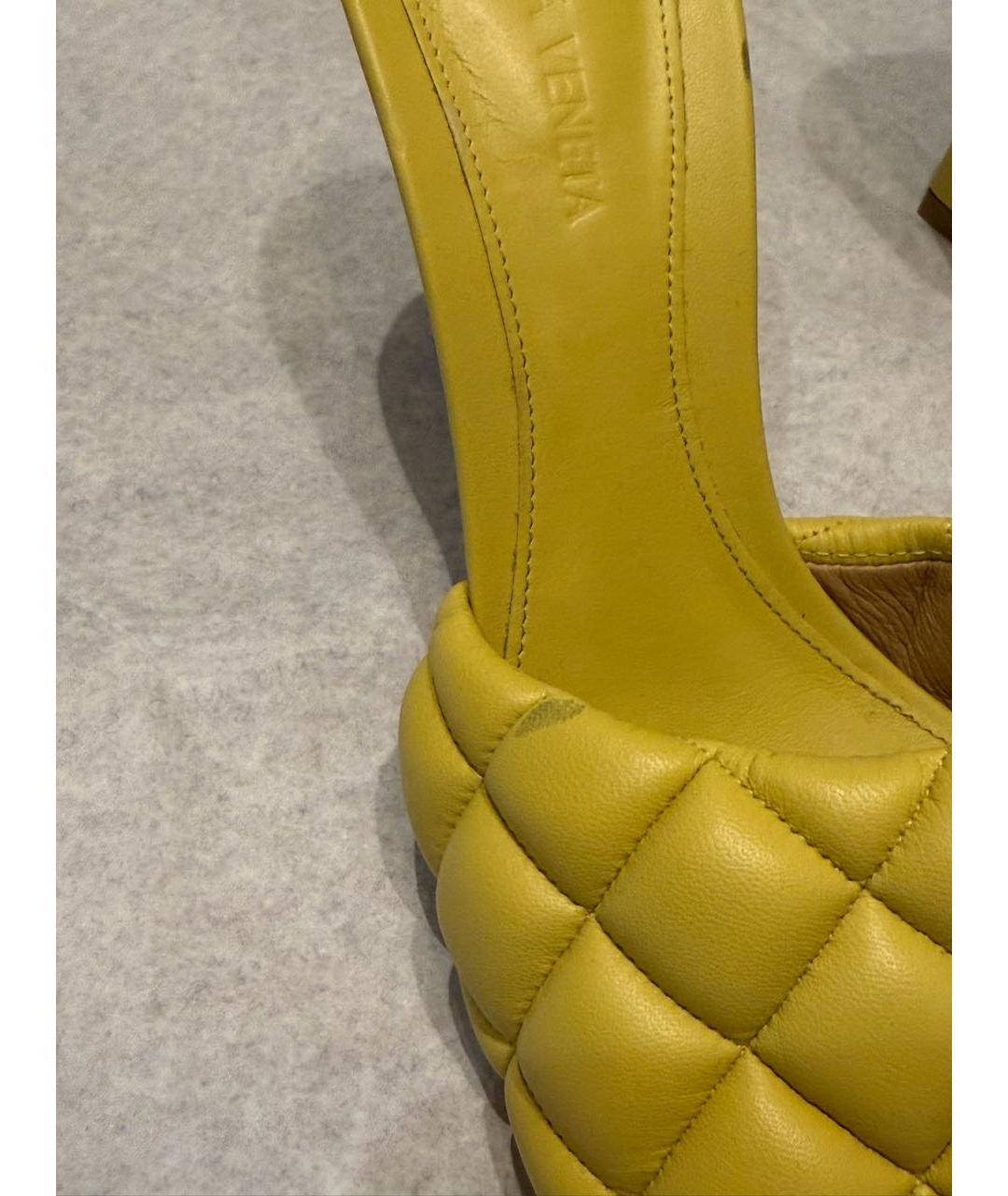 BOTTEGA VENETA Горчичные кожаные мюли, фото 5