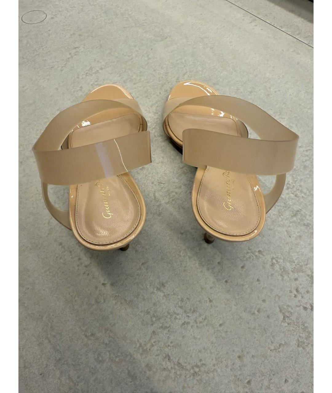 GIANVITO ROSSI Бежевые кожаные босоножки, фото 4