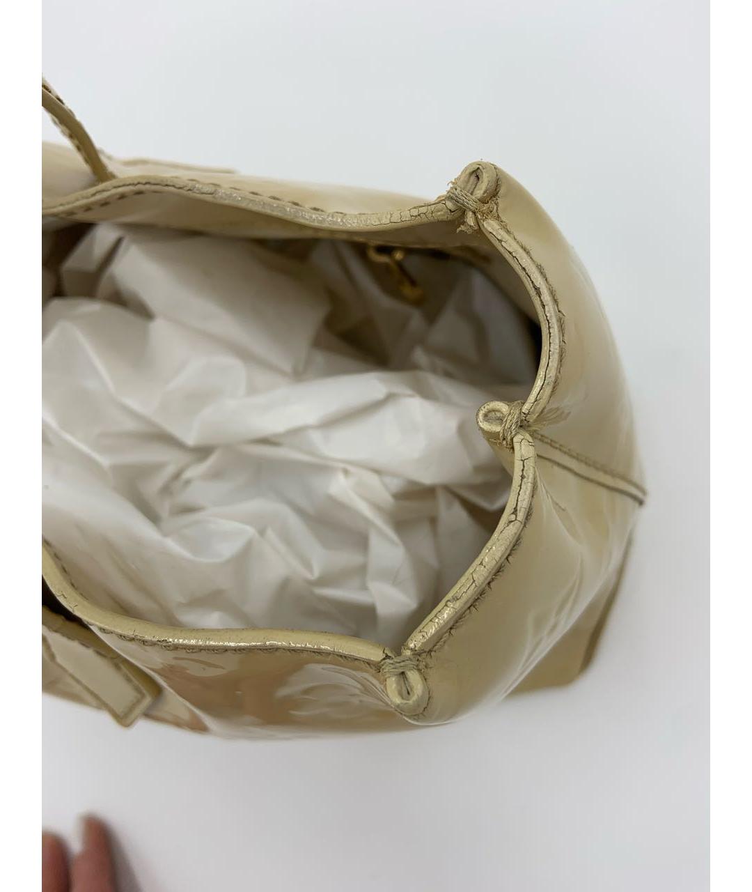 LOUIS VUITTON Бежевая сумка с короткими ручками из лакированной кожи, фото 8