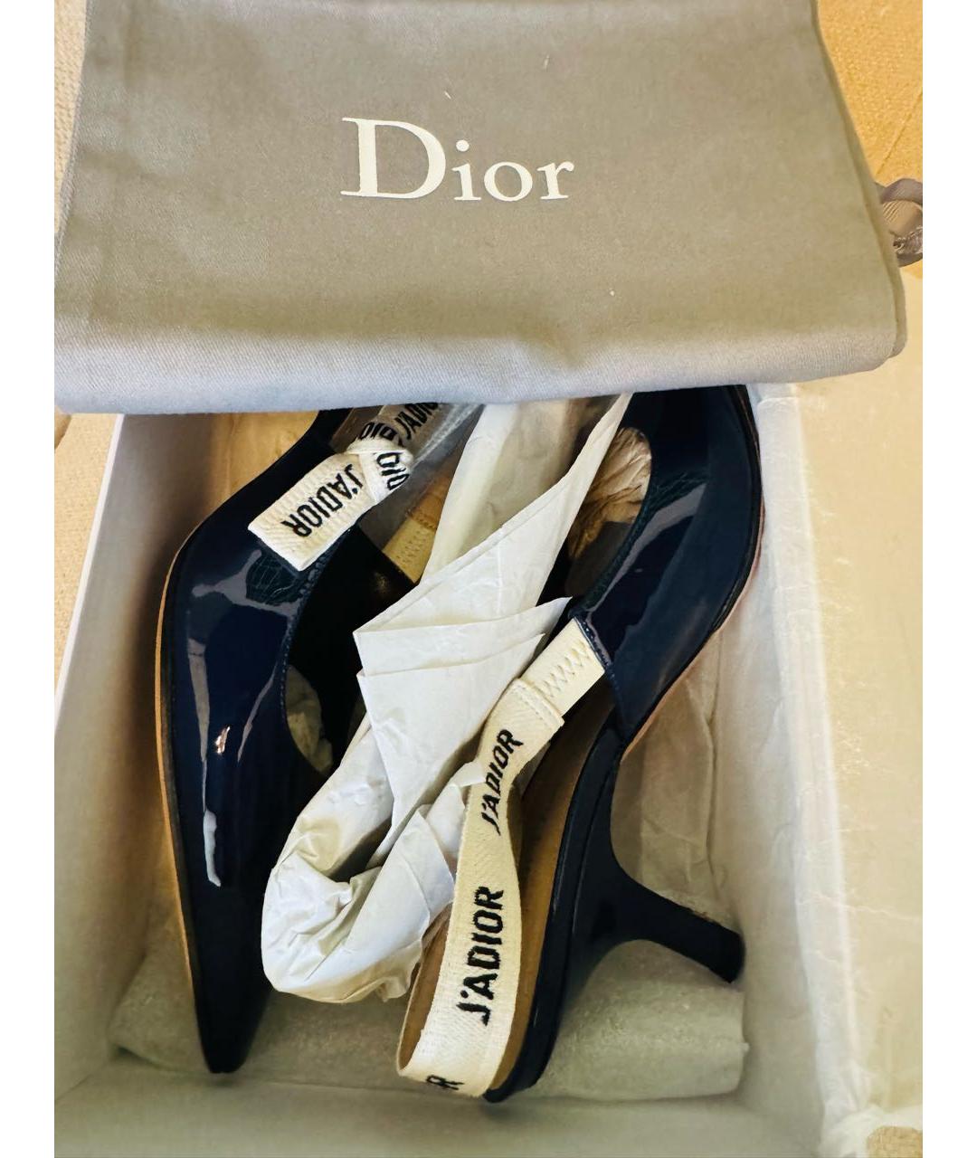 CHRISTIAN DIOR Темно-синие лодочки на низком каблуке из лакированной кожи, фото 6