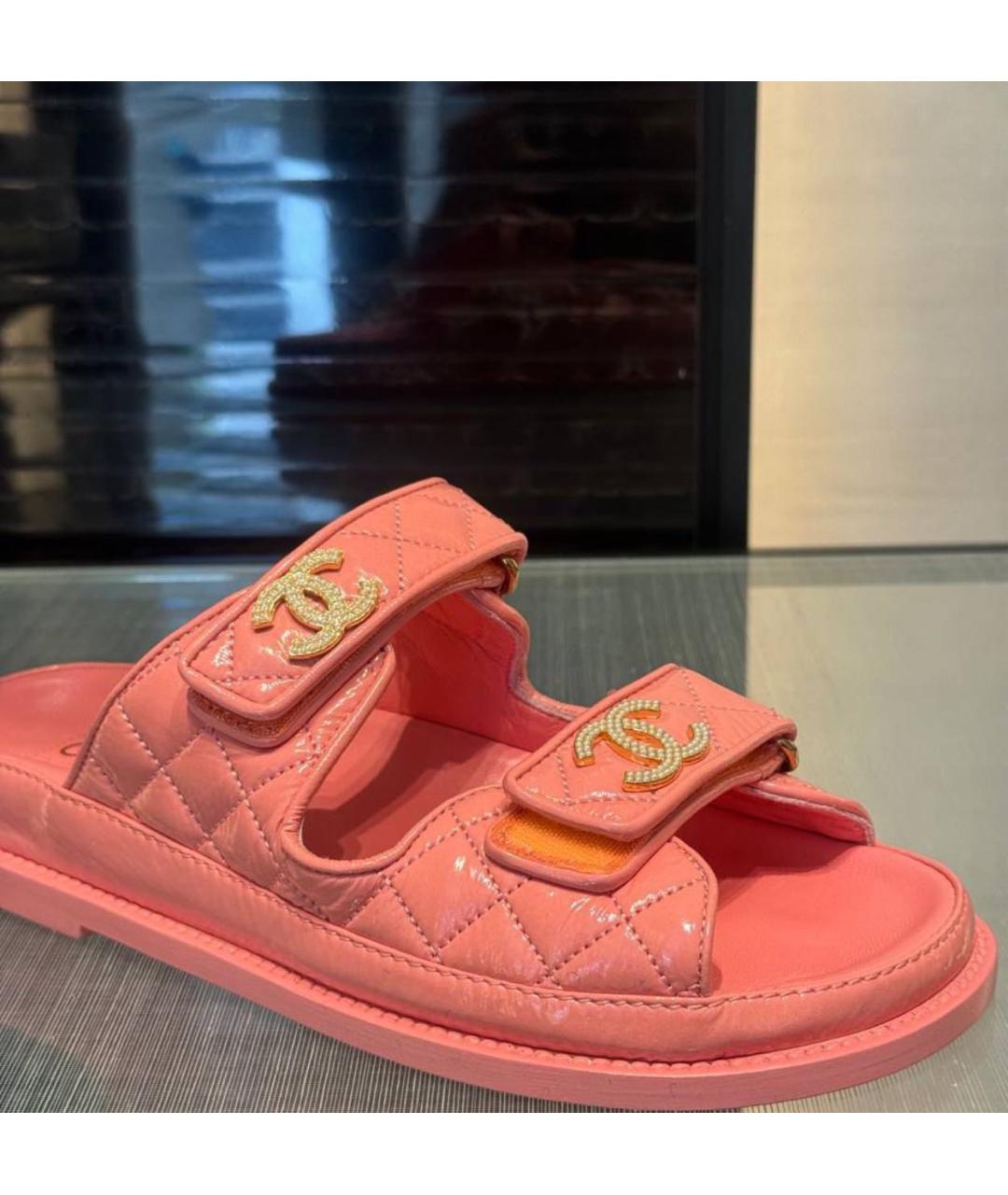 CHANEL Коралловые шлепанцы из лакированной кожи, фото 3