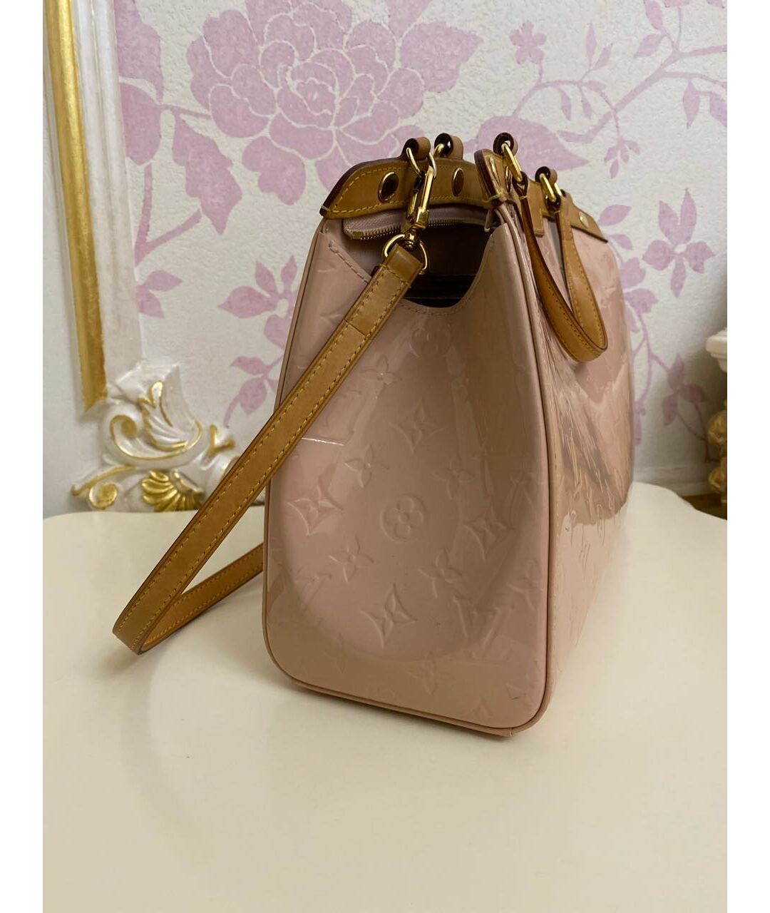 LOUIS VUITTON Розовая сумка с короткими ручками из лакированной кожи, фото 2