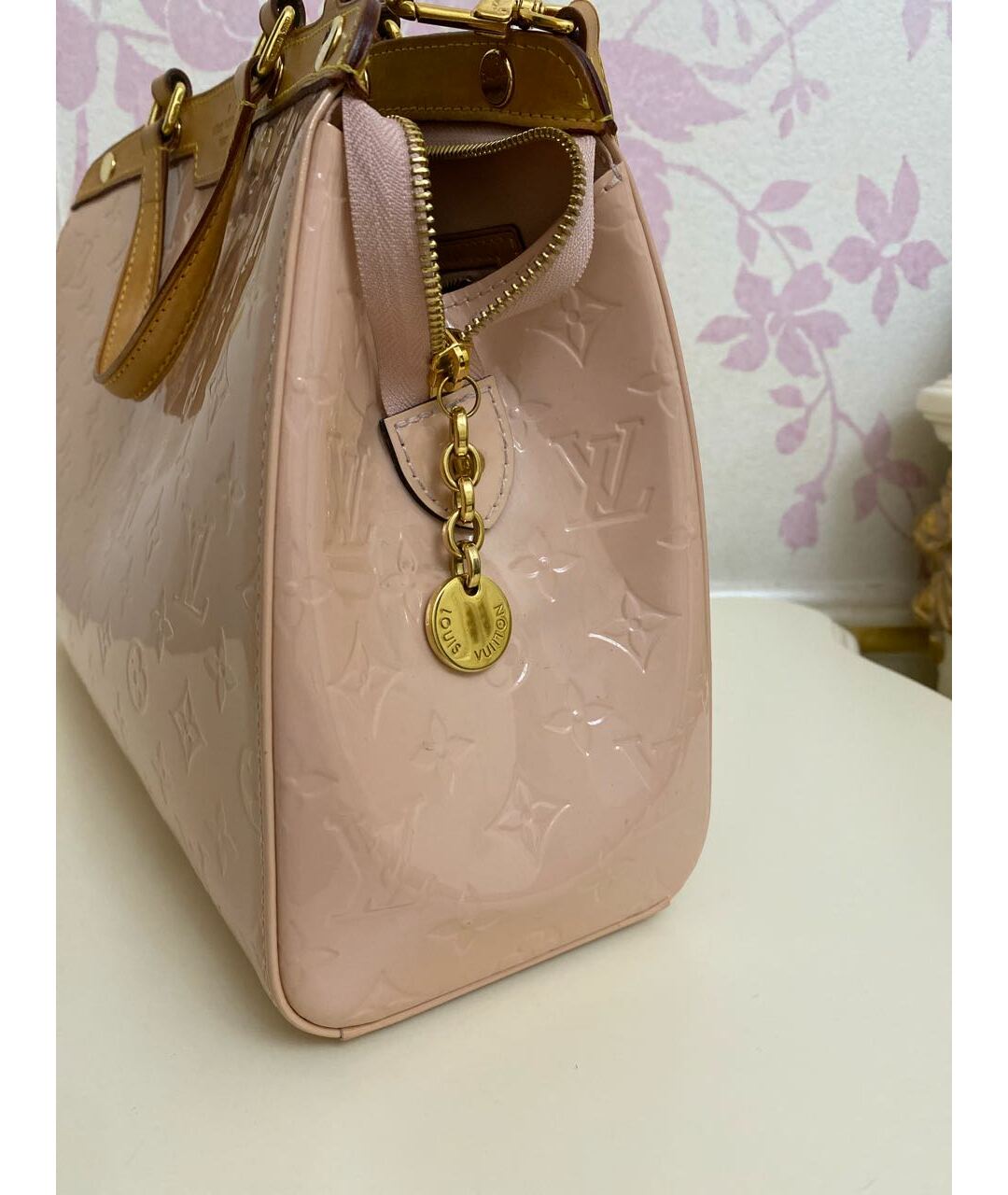 LOUIS VUITTON Розовая сумка с короткими ручками из лакированной кожи, фото 3