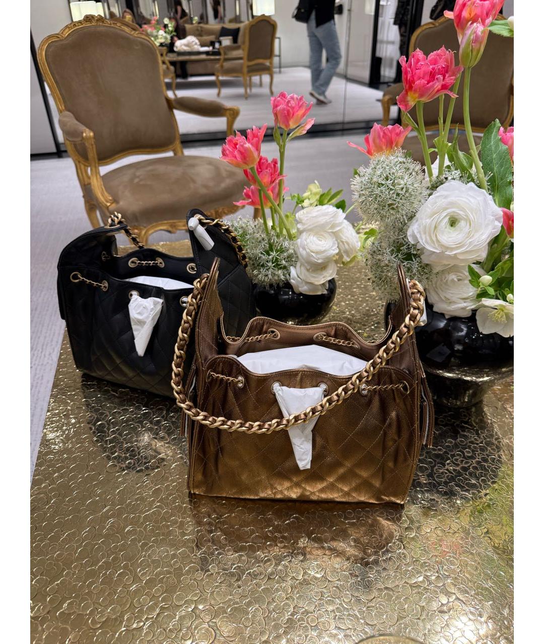 CHANEL Золотая кожаная сумка с короткими ручками, фото 6