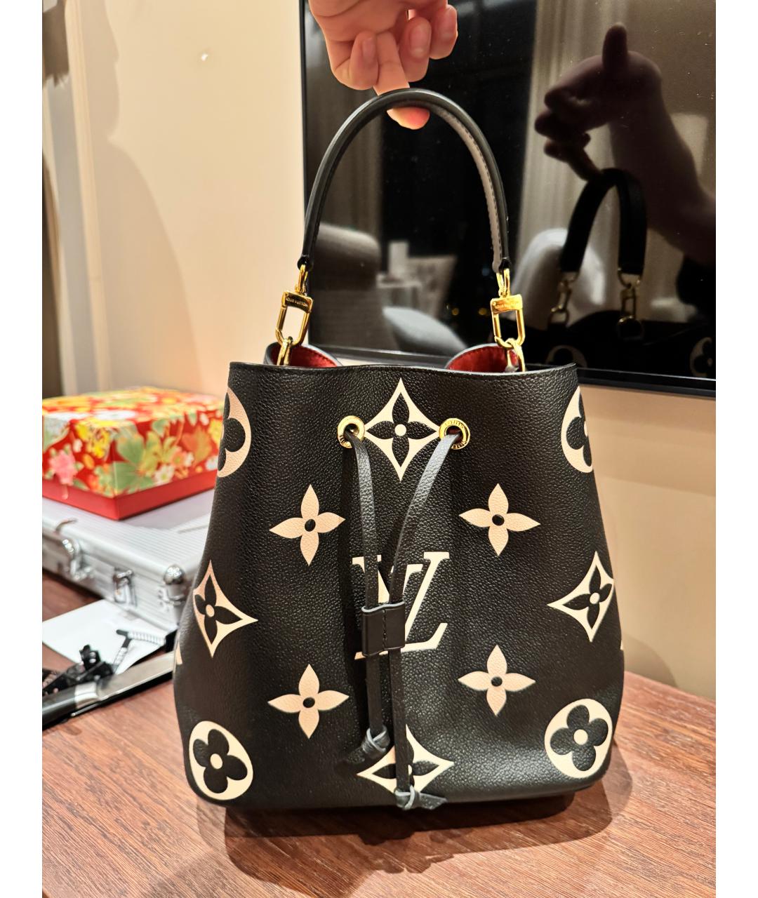 LOUIS VUITTON Черная кожаная сумка через плечо, фото 4