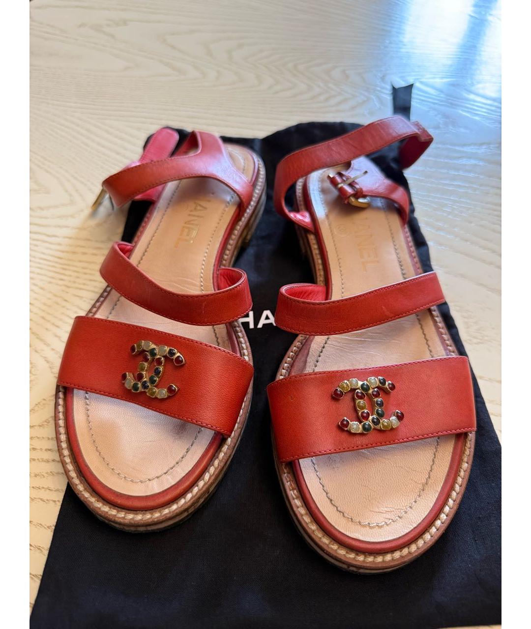 CHANEL Красные кожаные сандалии, фото 2