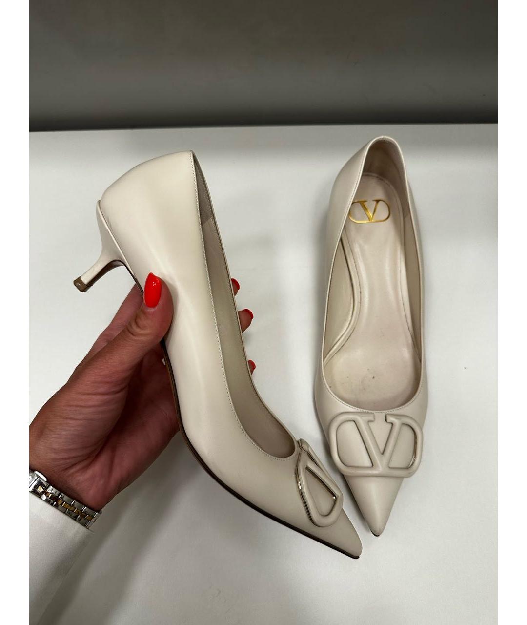 VALENTINO Бежевые кожаные лодочки на низком каблуке, фото 5