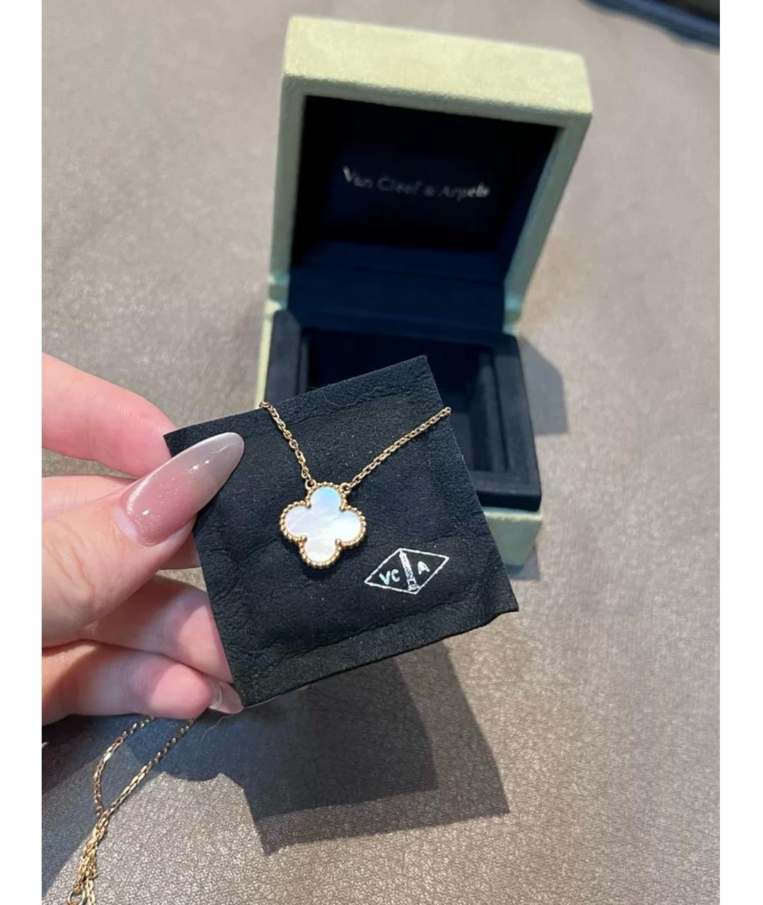 VAN CLEEF & ARPELS Белая подвеска из желтого золота, фото 3