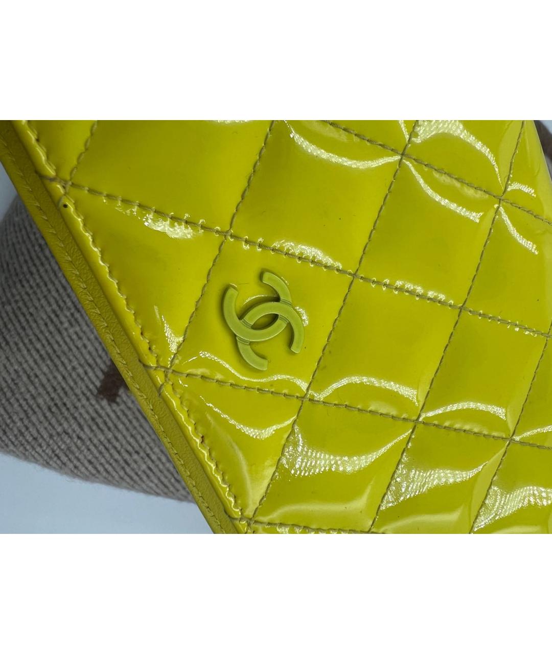 CHANEL Желтый кошелек из лакированной кожи, фото 5