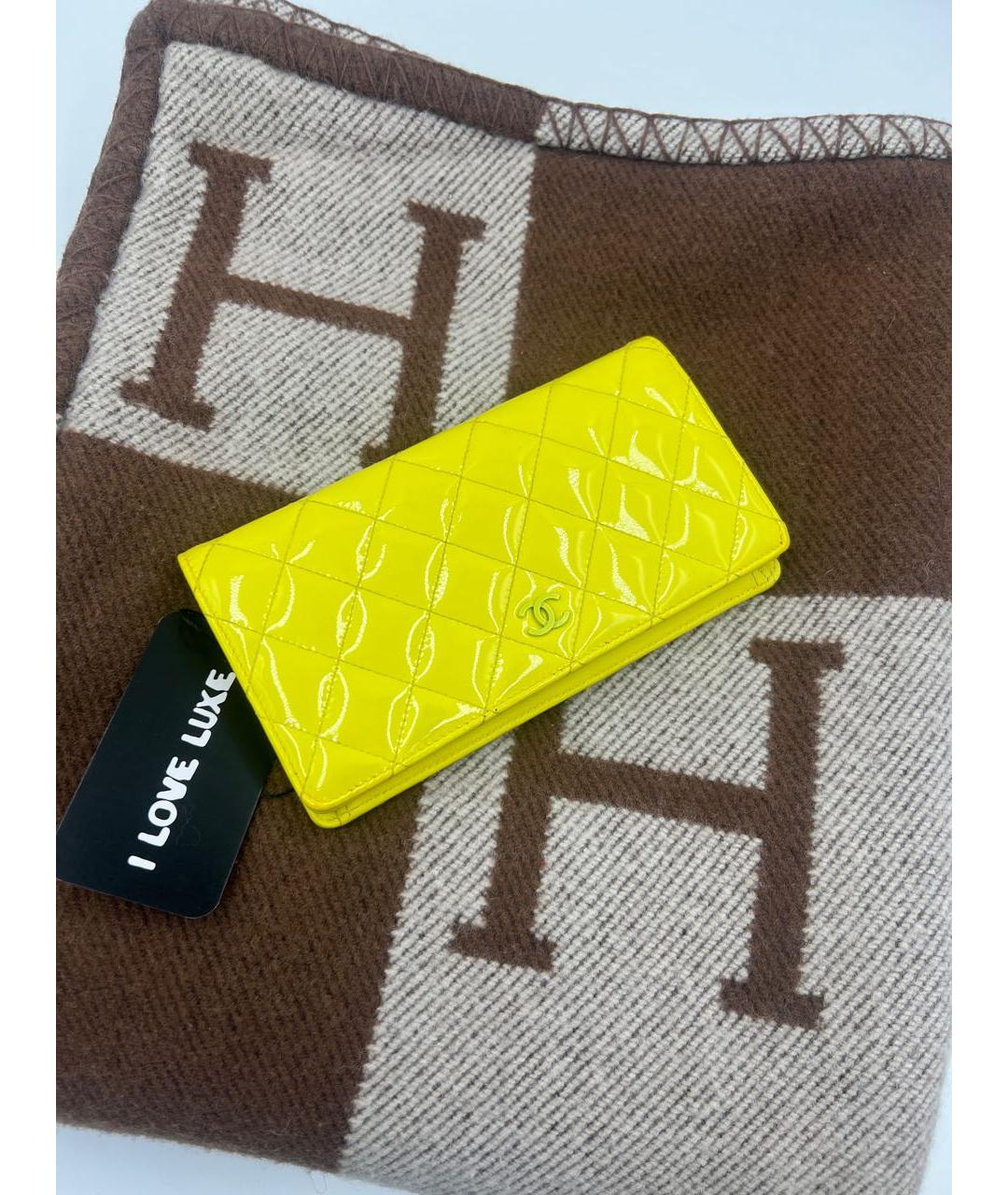 CHANEL Желтый кошелек из лакированной кожи, фото 2