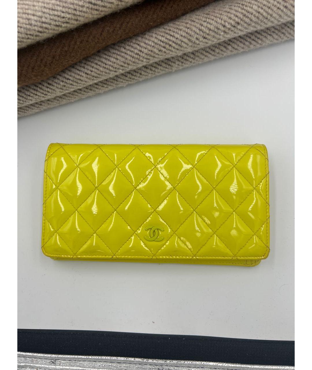 CHANEL Желтый кошелек из лакированной кожи, фото 9