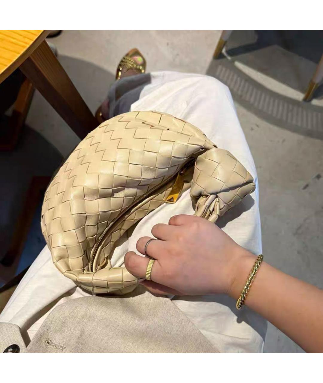 BOTTEGA VENETA Бежевая кожаная сумка с короткими ручками, фото 7